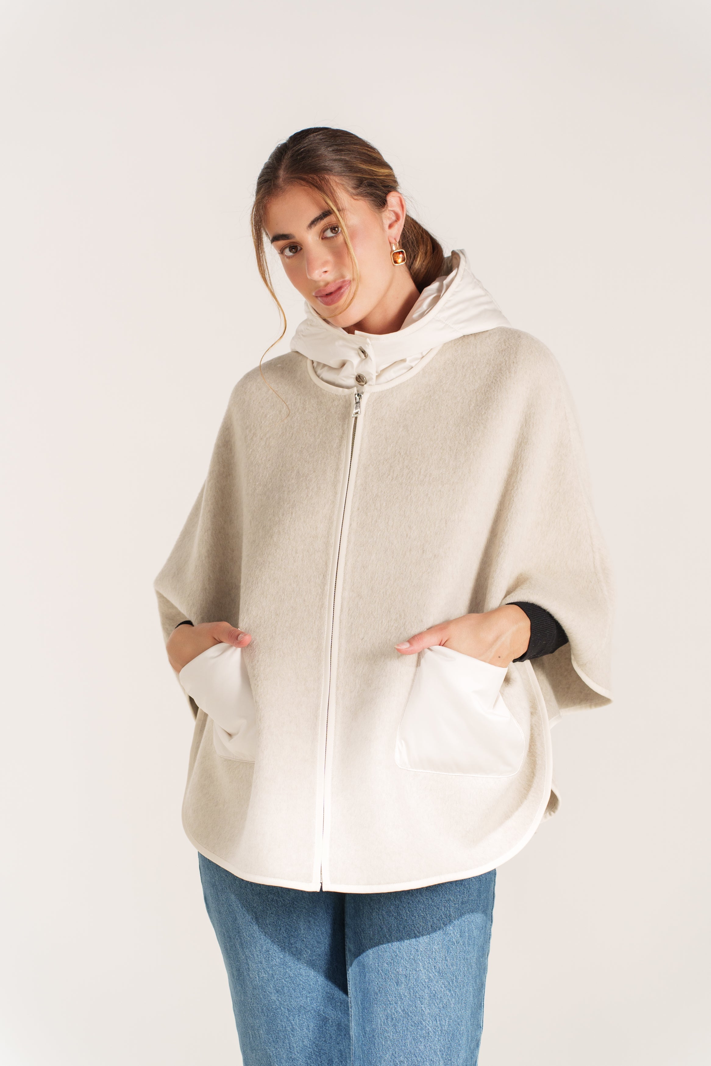 NOELLE cape mi-longue laine capuche amovible poches beige femme - Escandelle Paris (portrait)
#couleur_beige