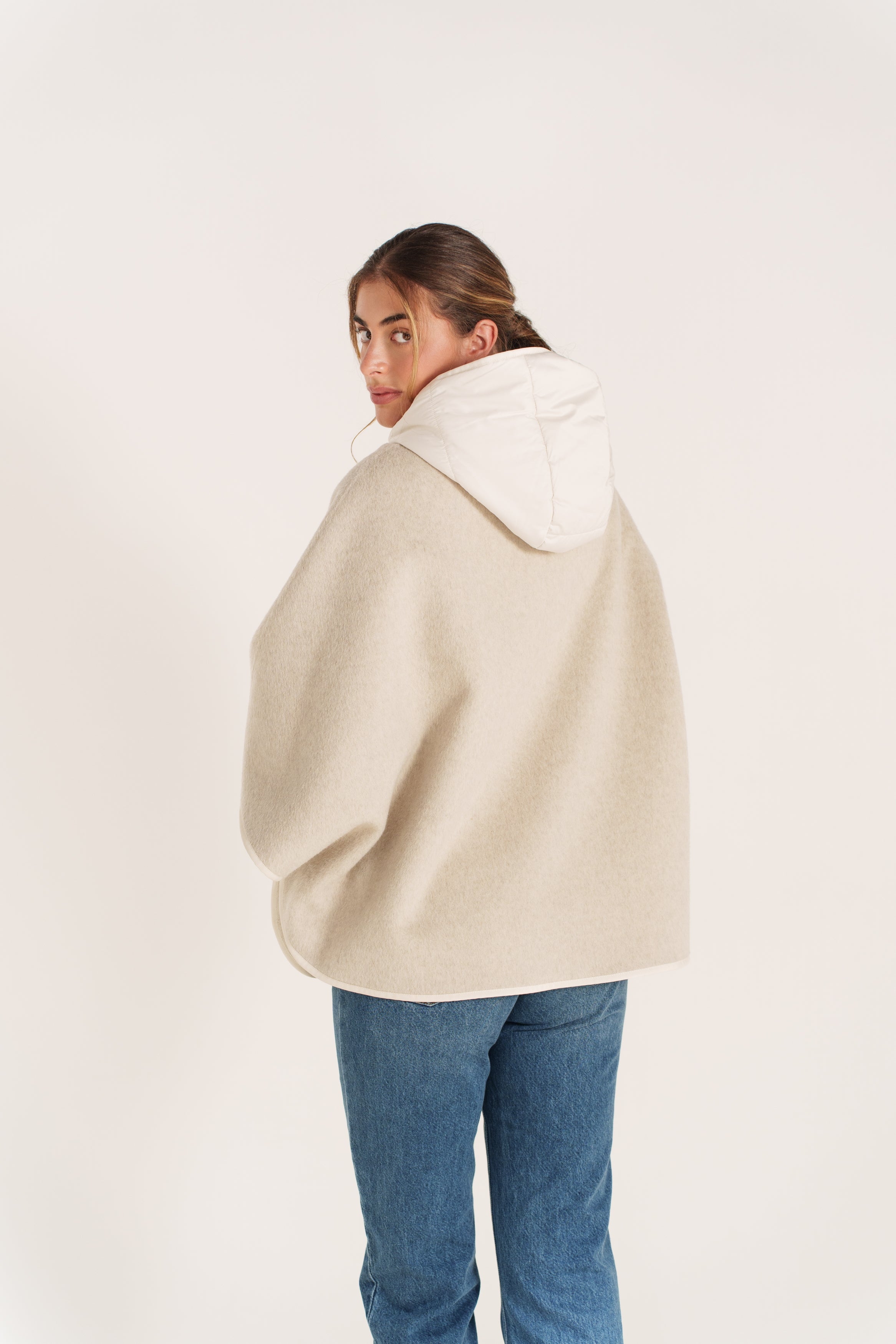 NOELLE cape mi-longue laine capuche amovible poches beige femme - Escandelle Paris (dos)
#couleur_beige