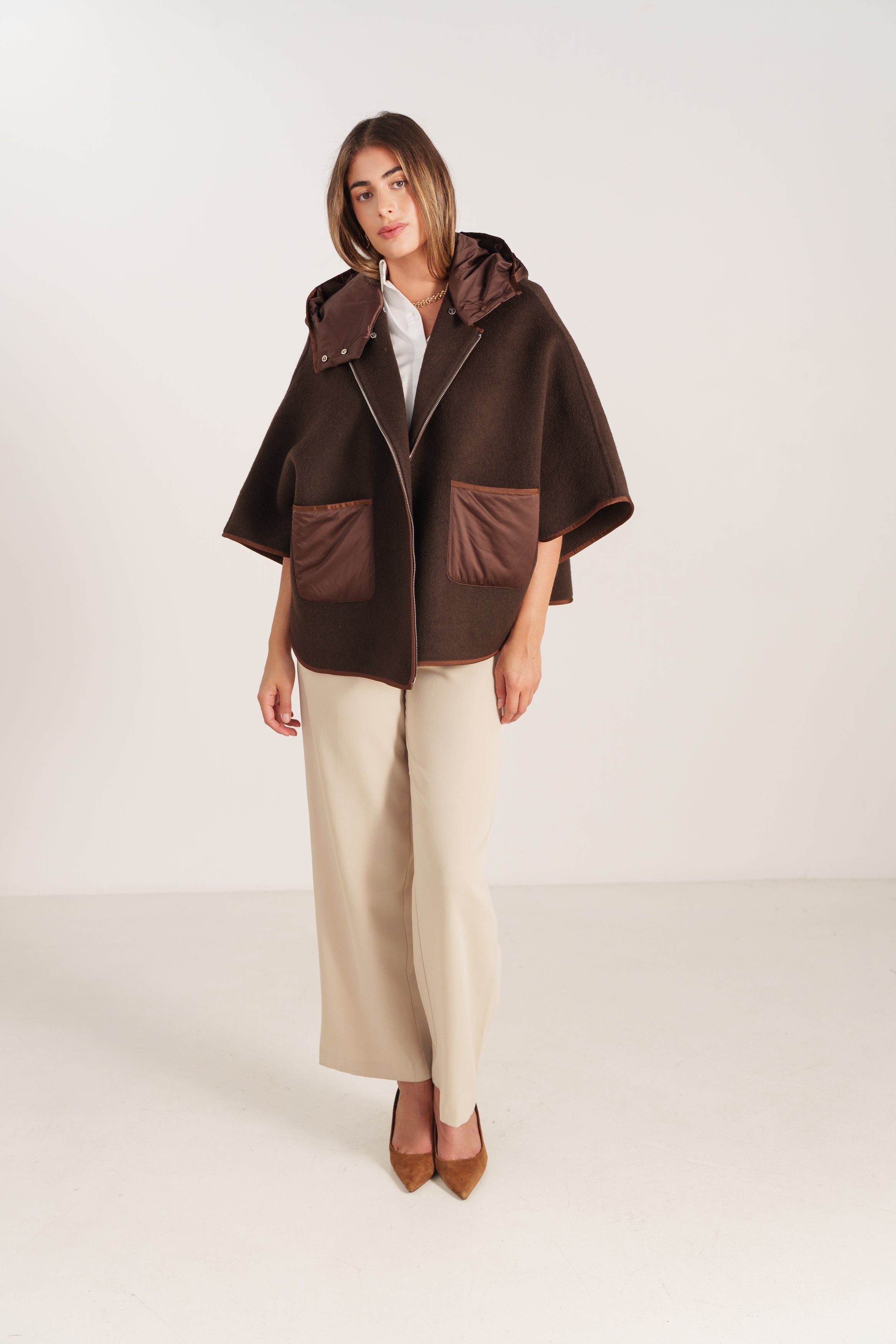 NOELLE cape mi-longue laine capuche amovible poches choco femme - Escandelle Paris (silhouette entière)
#couleur_choco