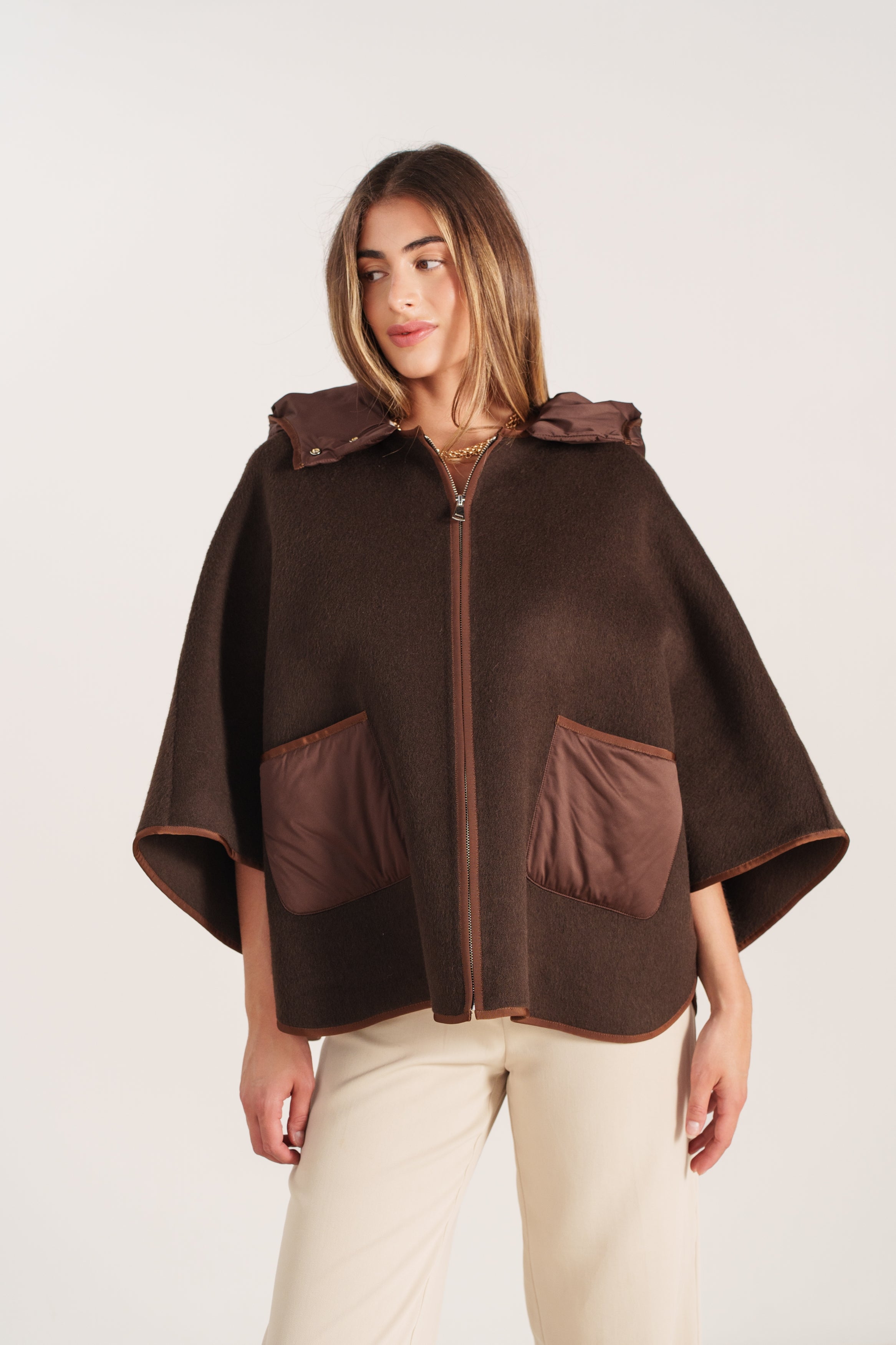 NOELLE cape mi-longue laine capuche amovible poches choco femme - Escandelle Paris (portrait)
#couleur_choco