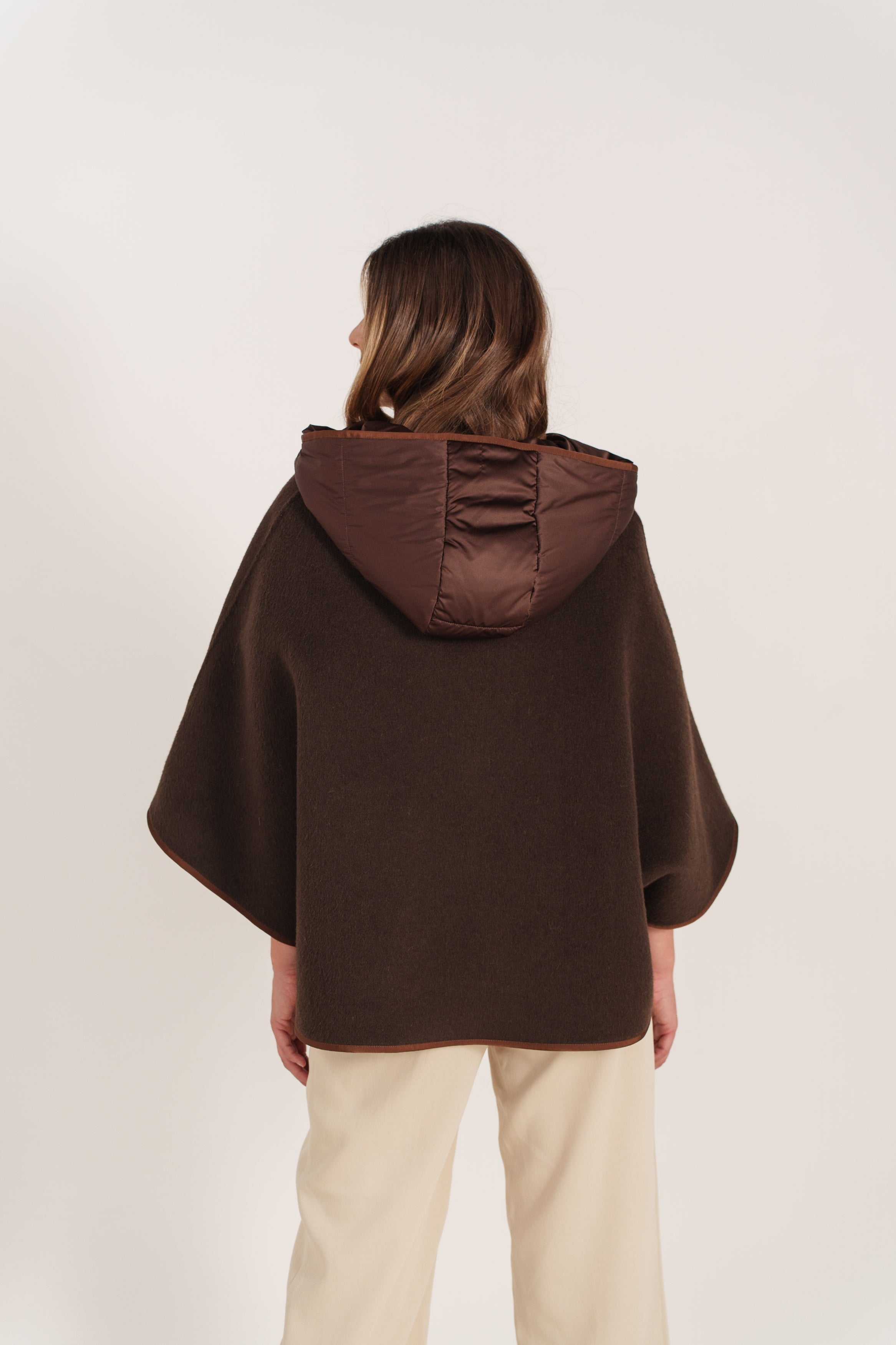 NOELLE cape mi-longue laine capuche amovible poches choco femme - Escandelle Paris (dos)
#couleur_choco