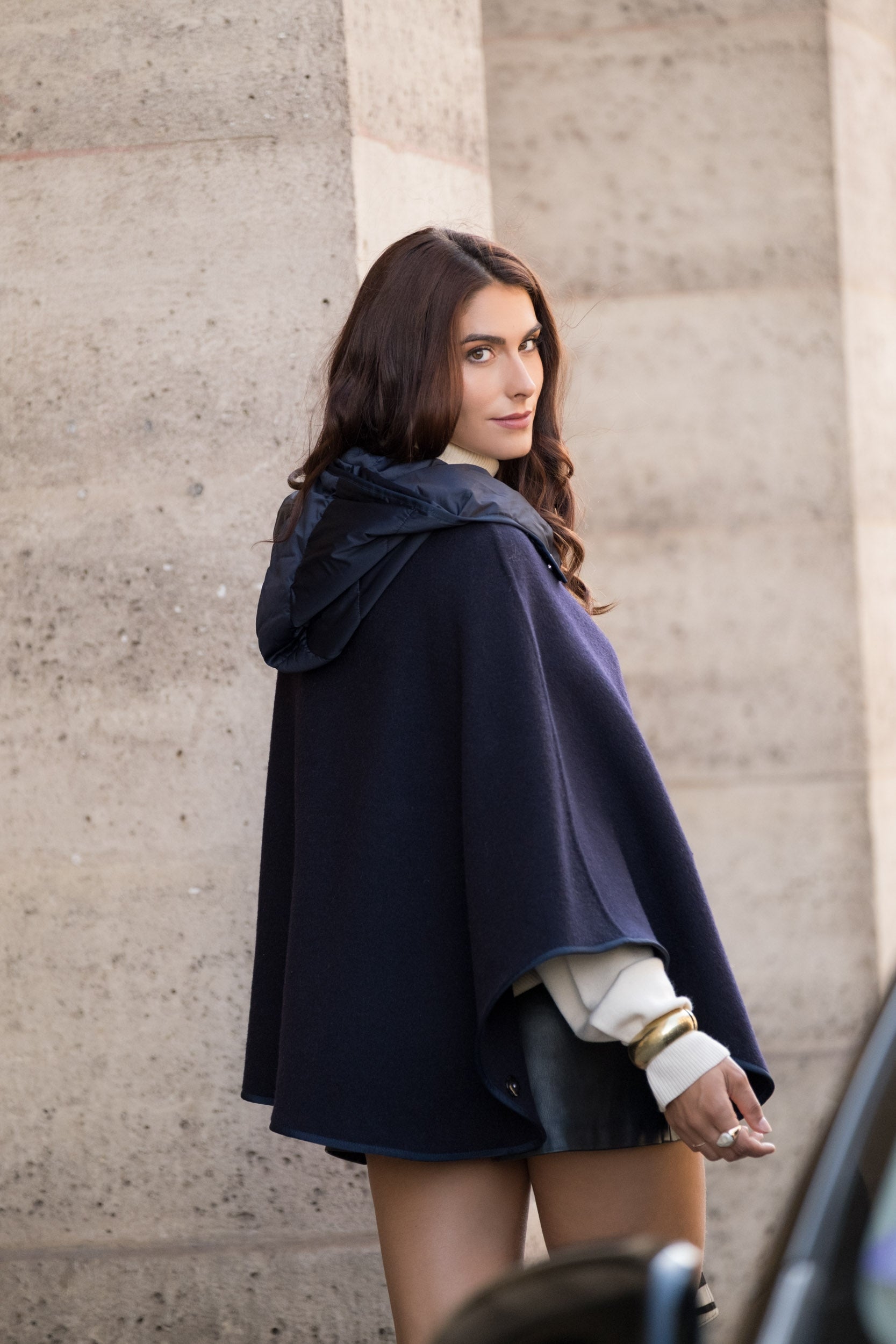 NOELLE cape mi-longue laine capuche amovible poches marine femme - Escandelle Paris (dos)
#couleur_marine