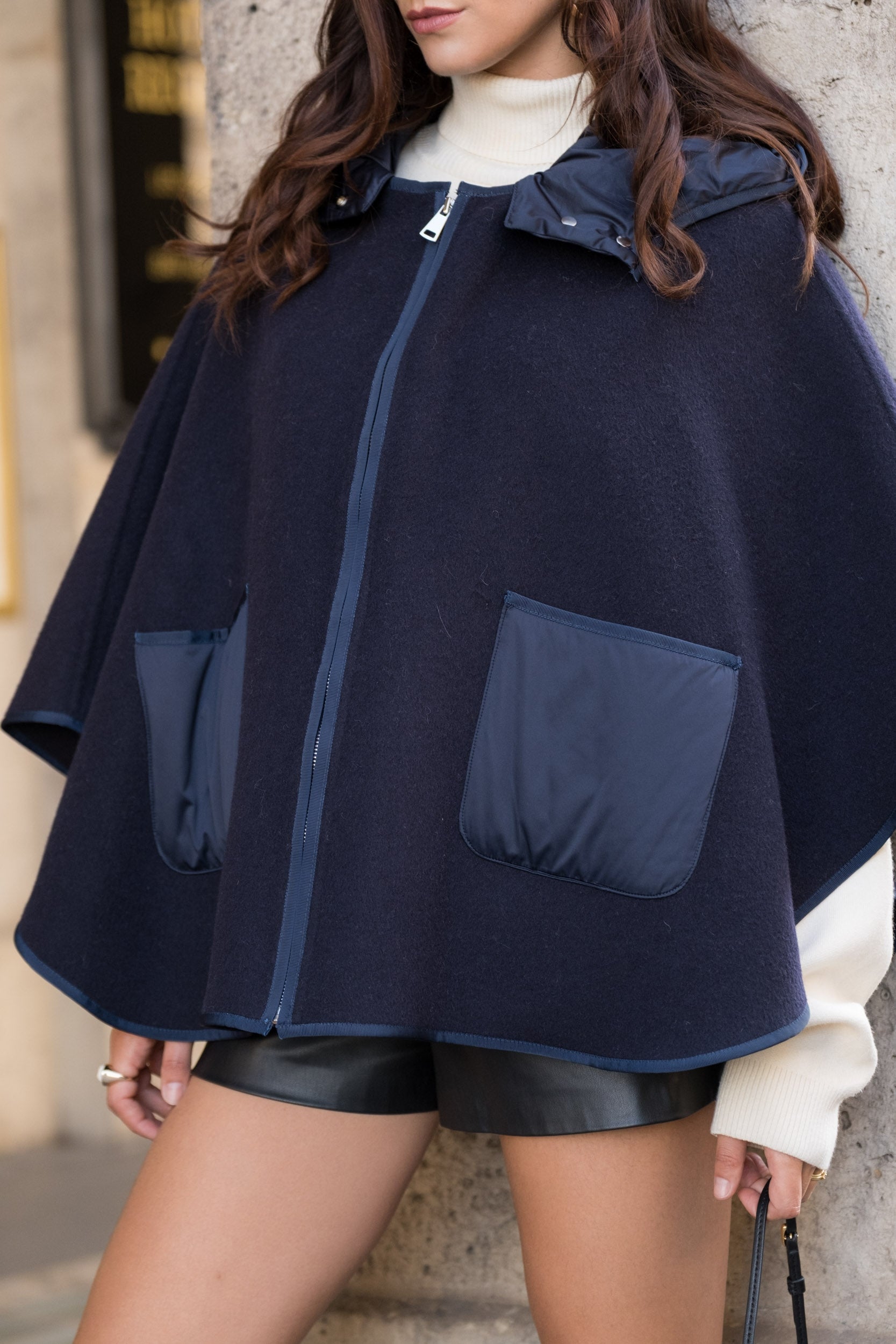 NOELLE cape mi-longue laine capuche amovible poches marine femme - Escandelle Paris (gros plan poches)
#couleur_marine