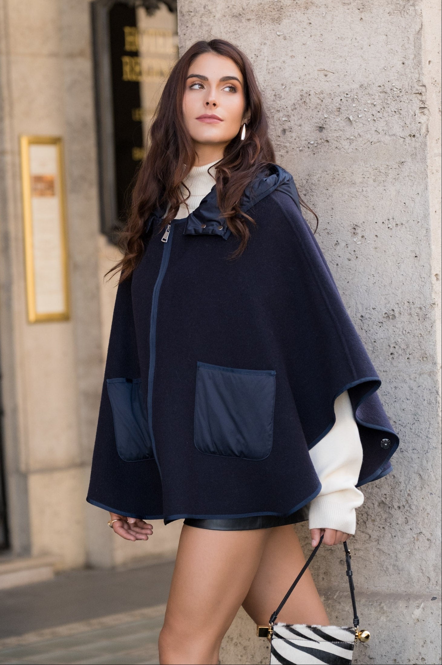 NOELLE cape mi-longue laine capuche amovible poches marine femme - Escandelle Paris (profil gauche)
#couleur_marine