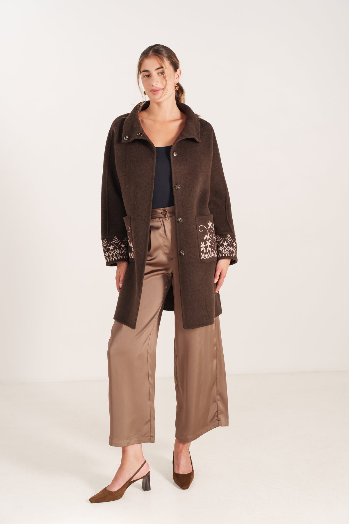 LISETTE manteau long laine poches brodées col chemise choco femme - Escandelle Paris (silhouette entière)
#couleur_choco