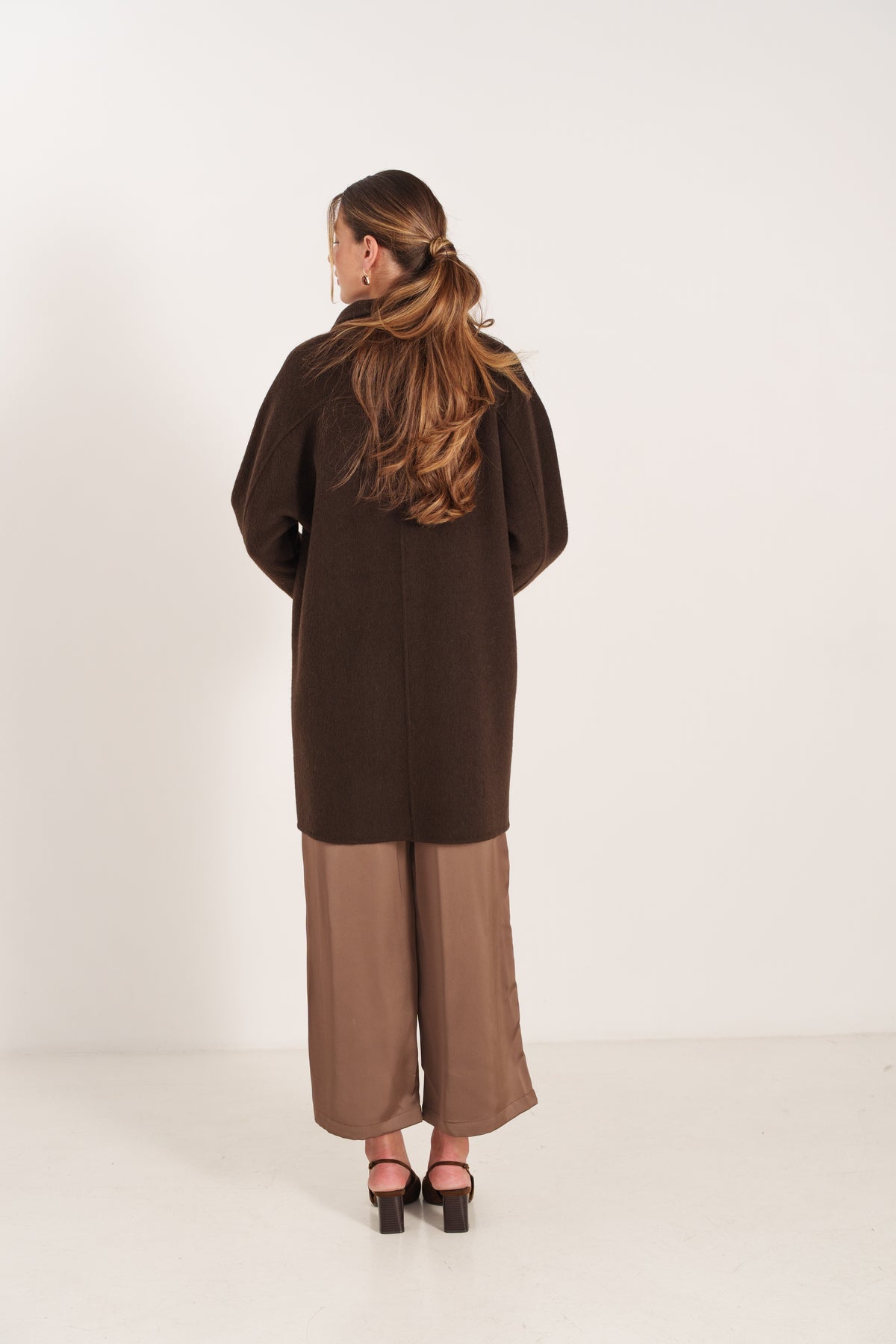 LISETTE manteau long laine poches brodées col chemise choco femme - Escandelle Paris (dos)
#couleur_choco
