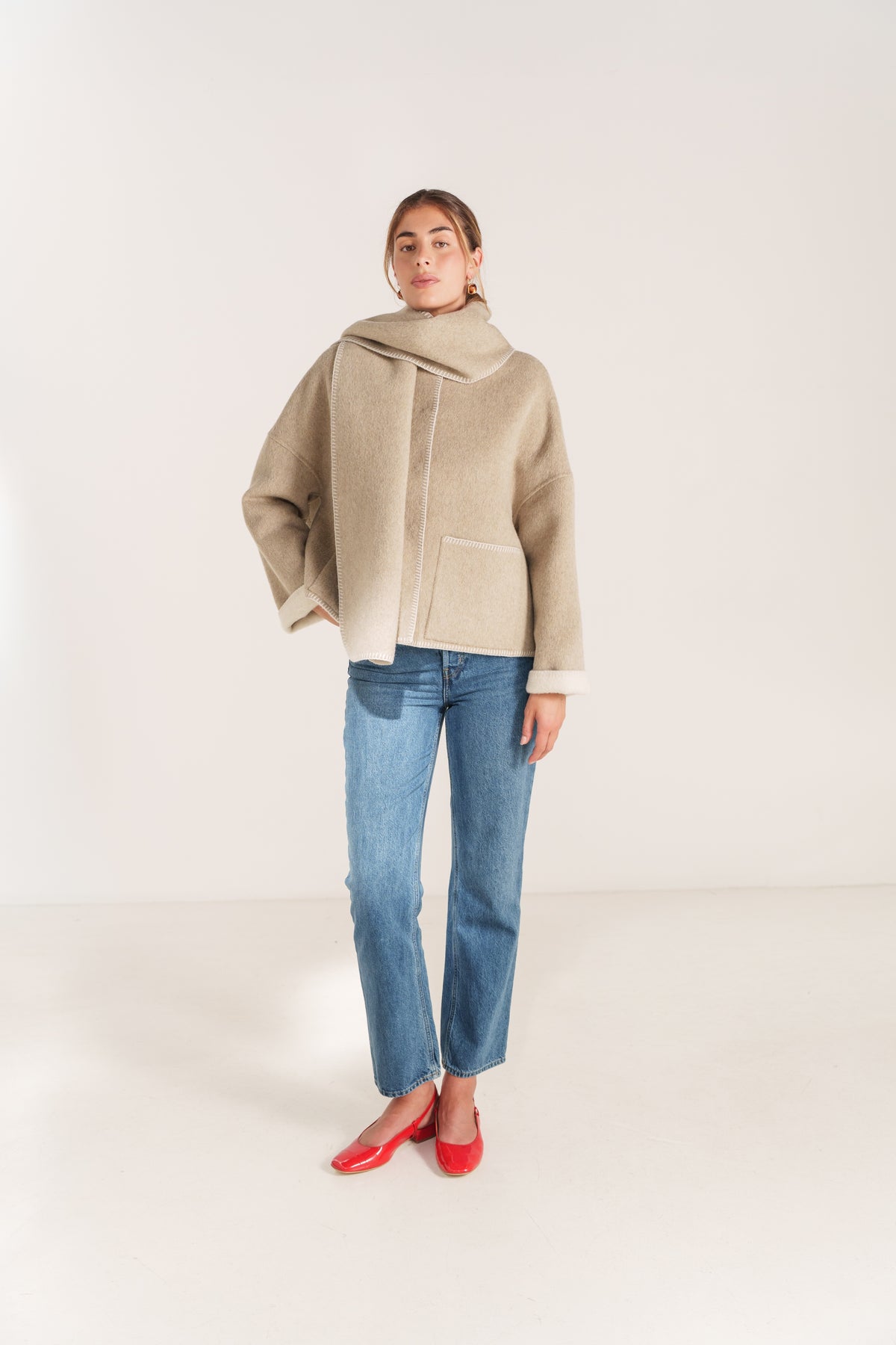 LAURE veste courte laine col écharpe surpiqûres contrastées beige femme - Escandelle Paris (silhouette entière)
#couleur_beige