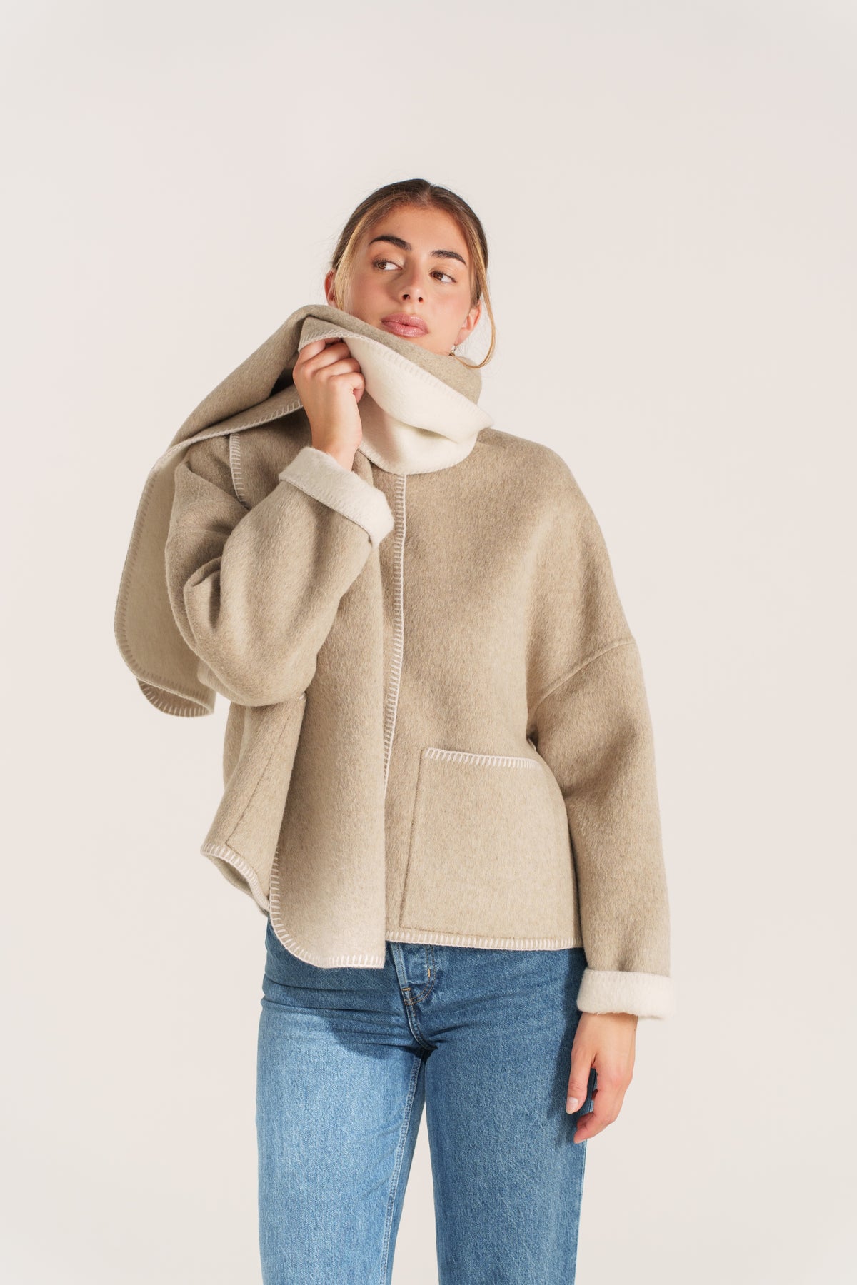 LAURE veste courte laine col écharpe surpiqûres contrastées beige femme - Escandelle Paris (portrait)
#couleur_beige
