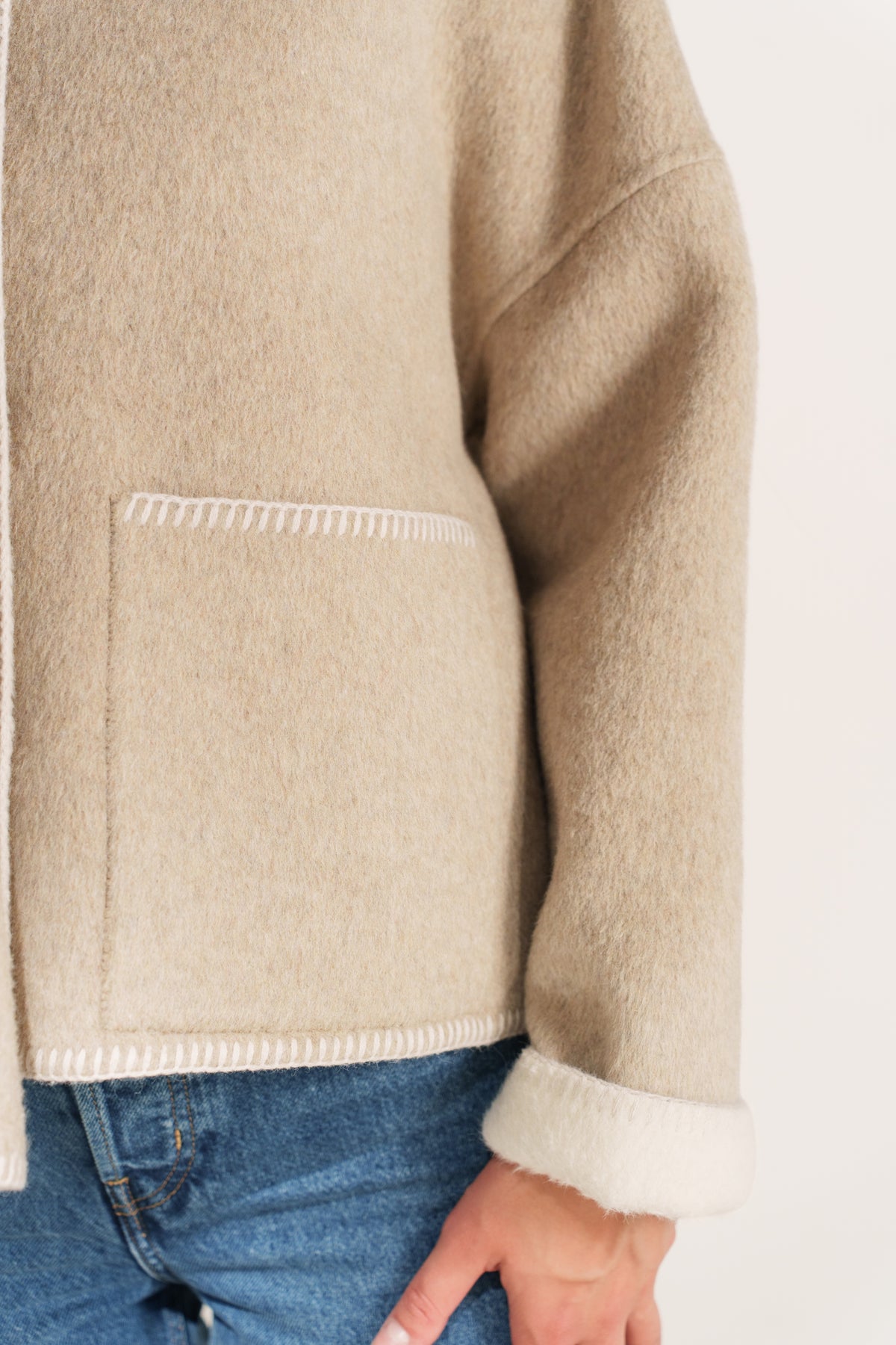 LAURE veste courte laine col écharpe surpiqûres contrastées beige femme - Escandelle Paris (gros plan détails matière)
#couleur_beige