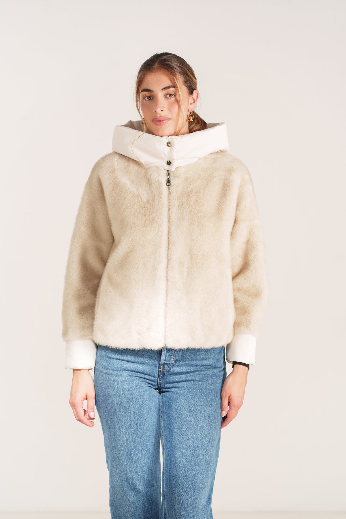 ELEONORE blouson court fausse fourrure capuche zippé beige femme - Escandelle Paris (portrait)
#couleur_beige