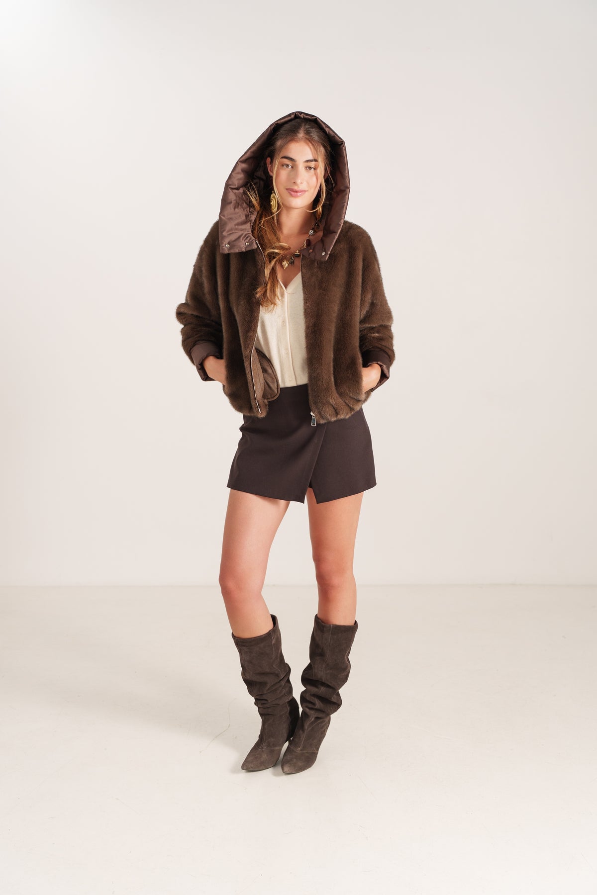 ELEONORE blouson court fausse fourrure capuche zippé choco femme - Escandelle Paris (silhouette entière)
#couleur_choco