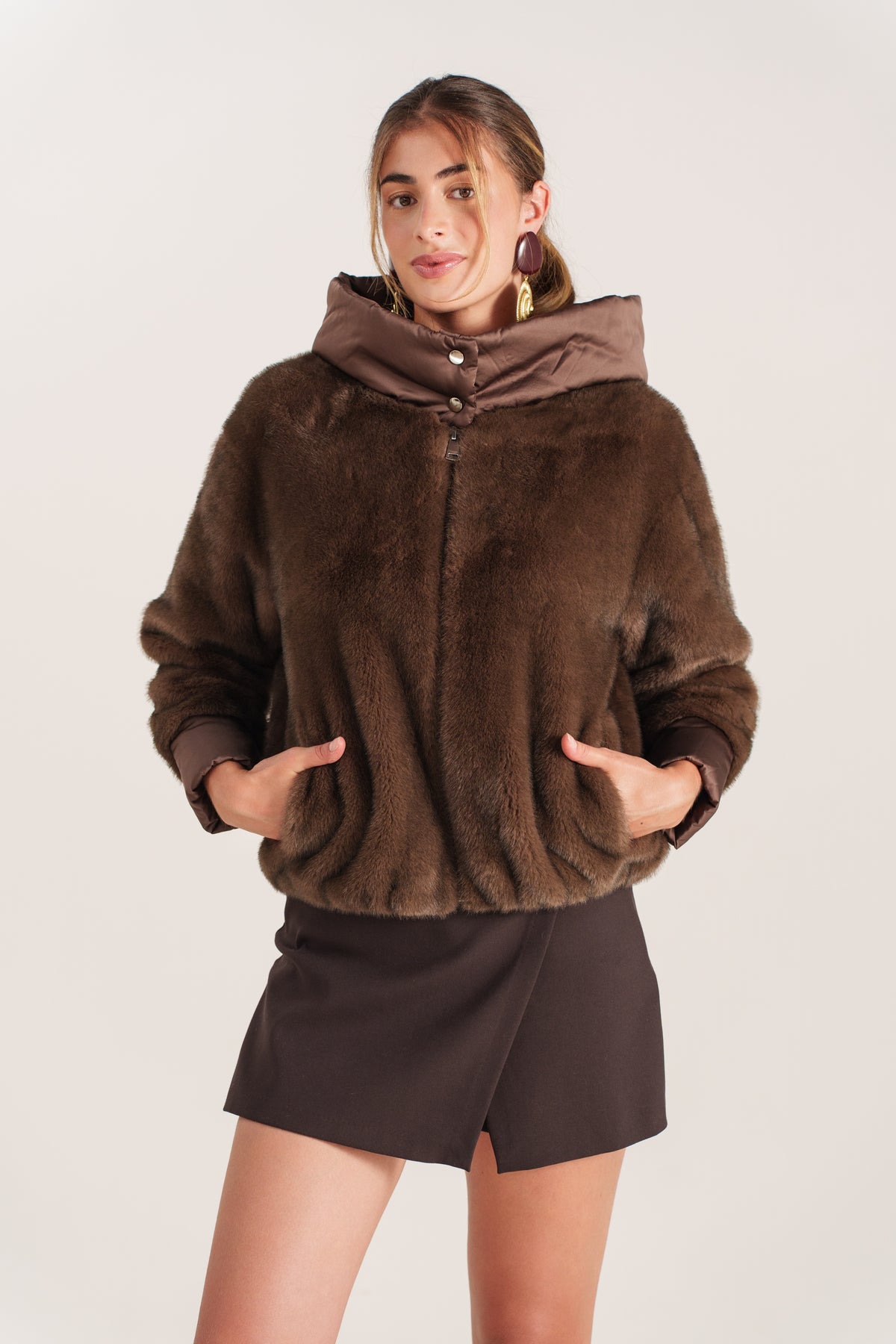 ELEONORE blouson court fausse fourrure capuche zippé choco femme - Escandelle Paris (portrait)
#couleur_choco