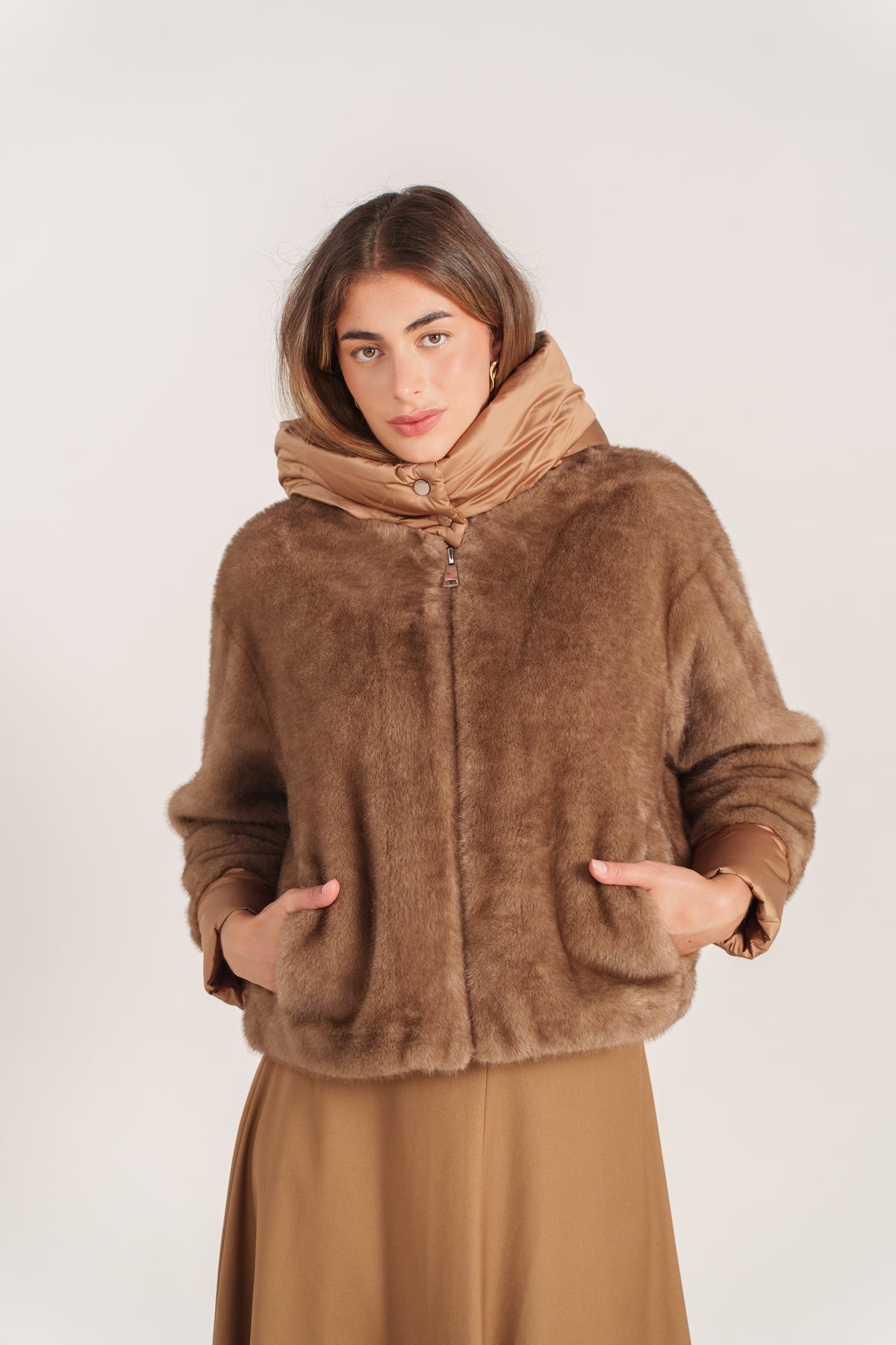 ELEONORE blouson court fausse fourrure capuche zippé taupe femme - Escandelle Paris (portrait)
#couleur_taupe