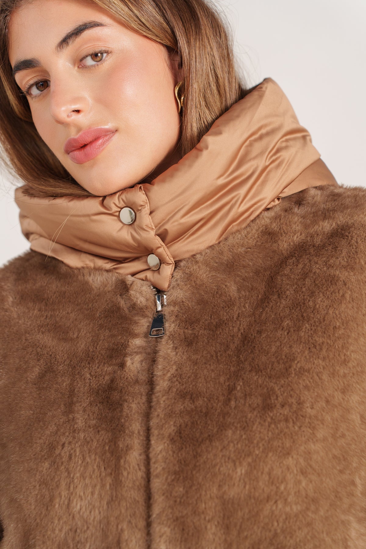 ELEONORE blouson court fausse fourrure capuche zippé taupe femme - Escandelle Paris (gros plan détails matière)
#couleur_taupe