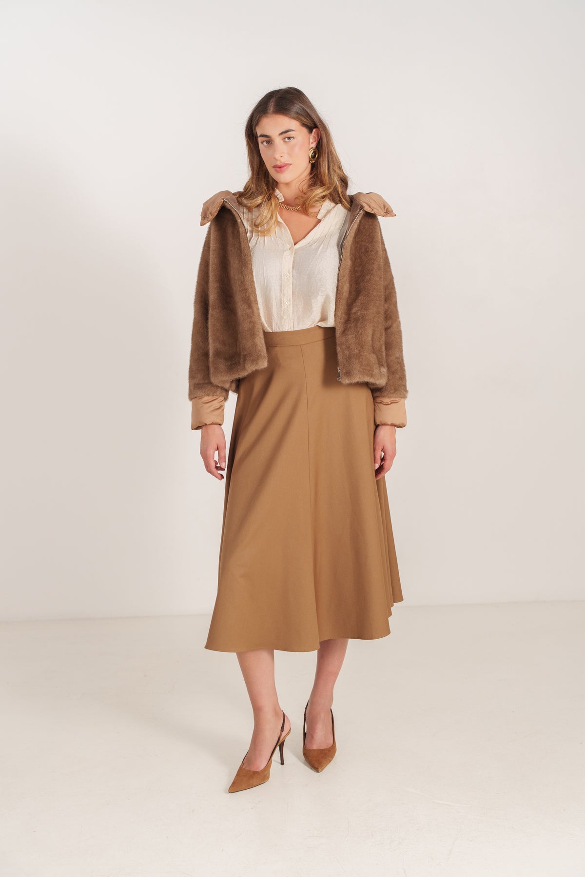 ELEONORE blouson court fausse fourrure capuche zippé taupe femme - Escandelle Paris (silhouette entière)
#couleur_taupe