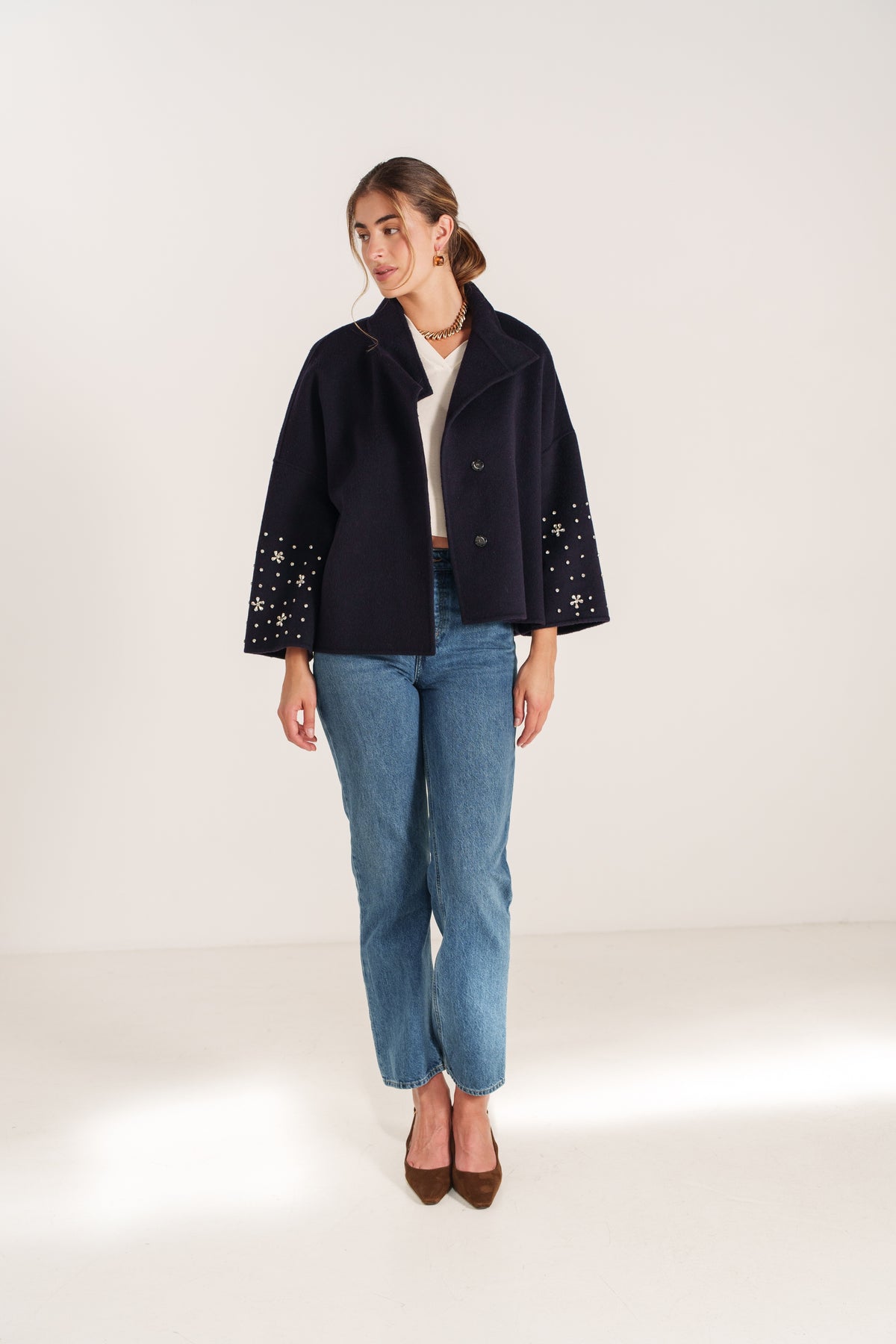 FLAVIE veste courte laine manches 3/4 brodées perles marine femme - Escandelle Paris (silhouette lifestyle)
#couleur_marine