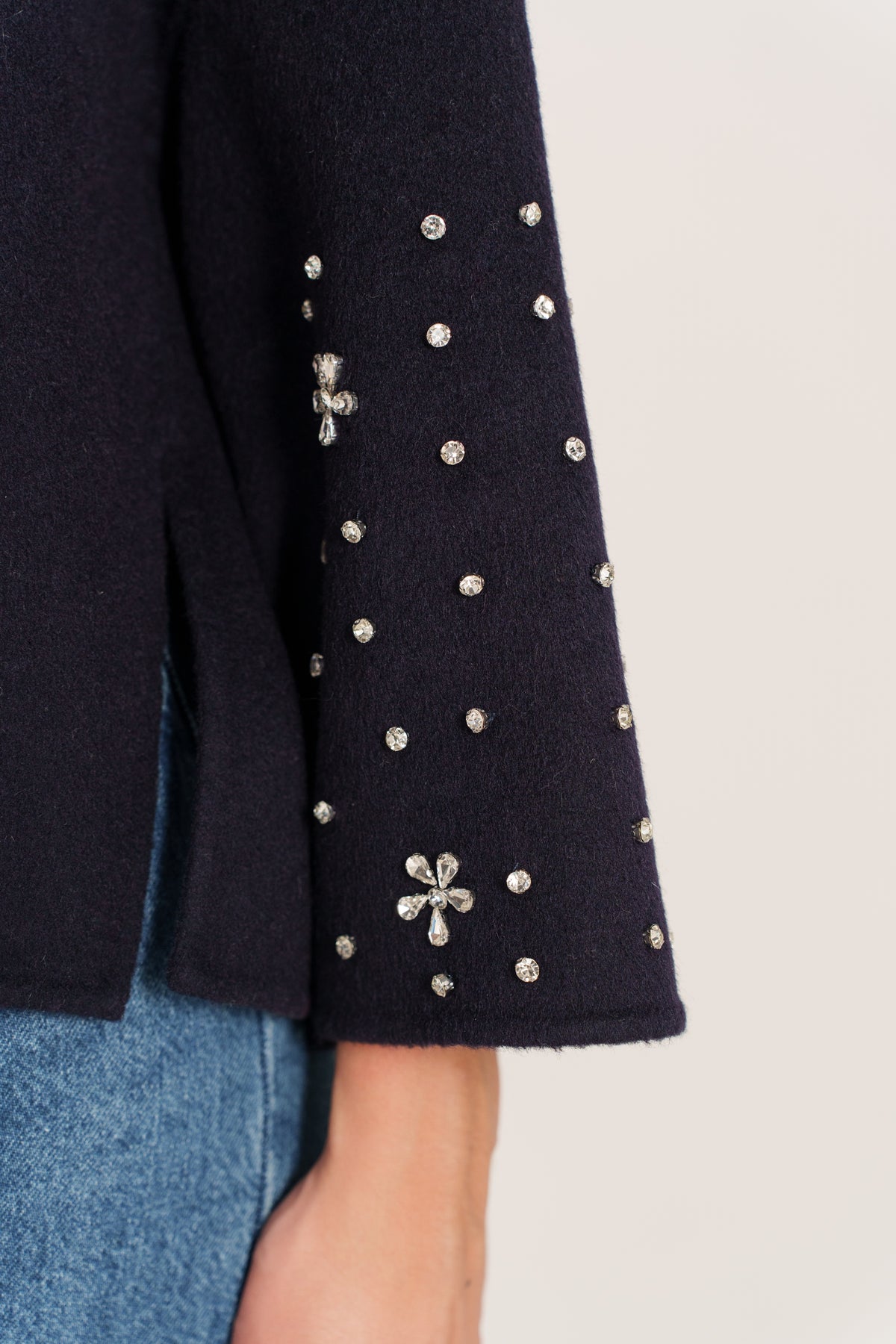 FLAVIE veste courte laine manches 3/4 brodées perles marine femme - Escandelle Paris (gros plan finitions)
#couleur_marine