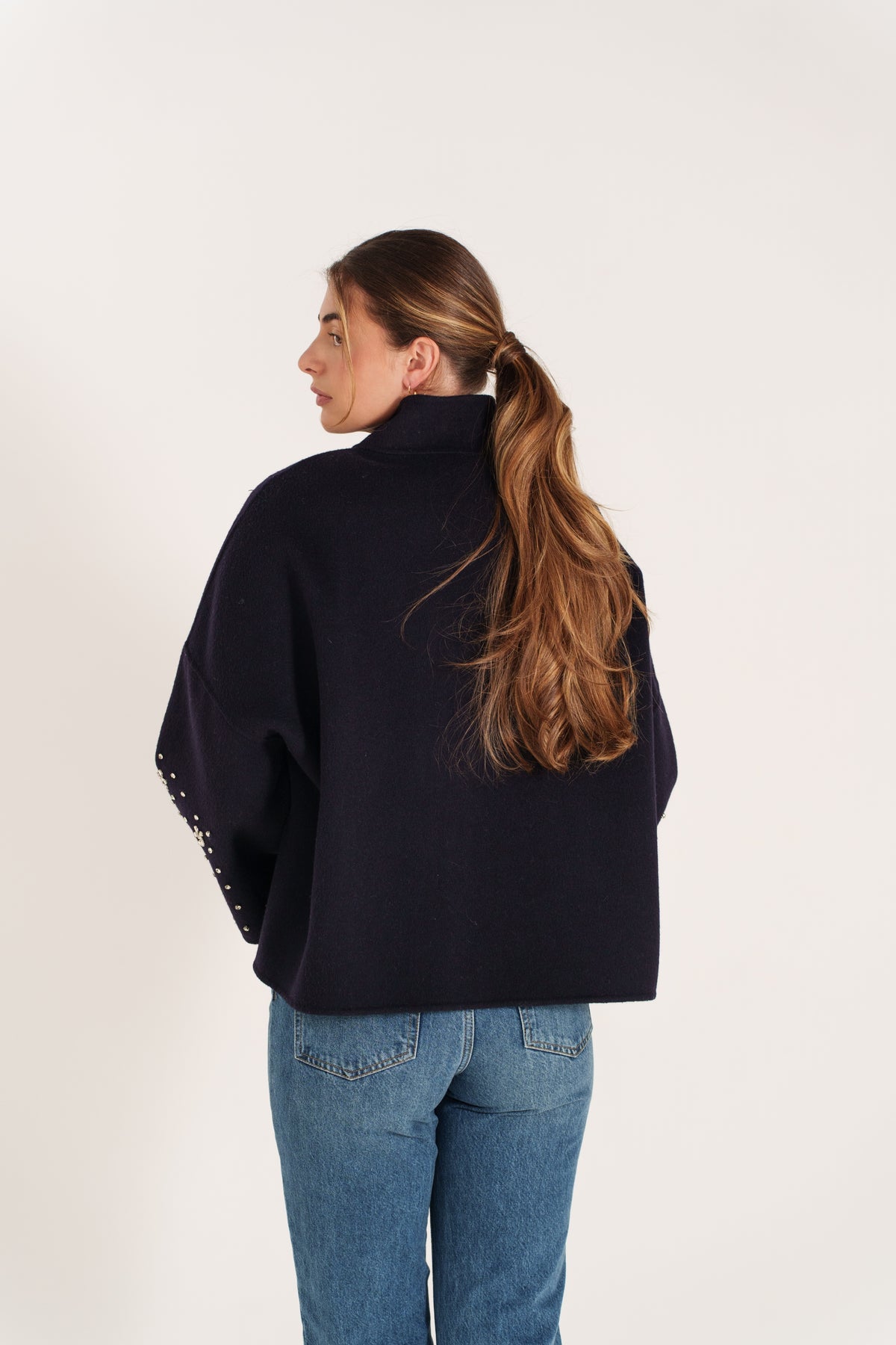 FLAVIE veste courte laine manches 3/4 brodées perles marine femme - Escandelle Paris (dos lifestyle)
#couleur_marine