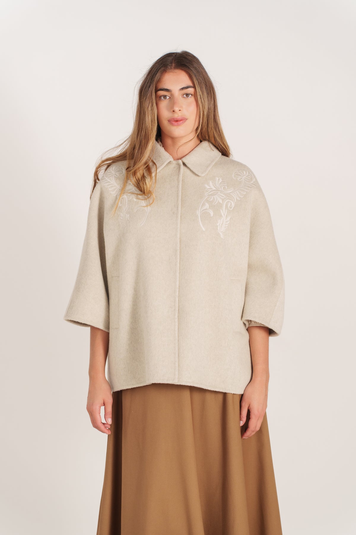 Cape beige pour femme avec broderies ton sur ton et fermeture boutonnée – Escandelle- devant zoom
#couleur_beige