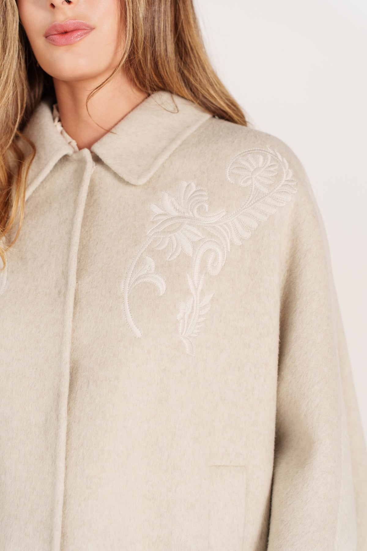 Cape beige pour femme avec broderies ton sur ton et fermeture boutonnée – Escandelle- zoom
#couleur_beige
