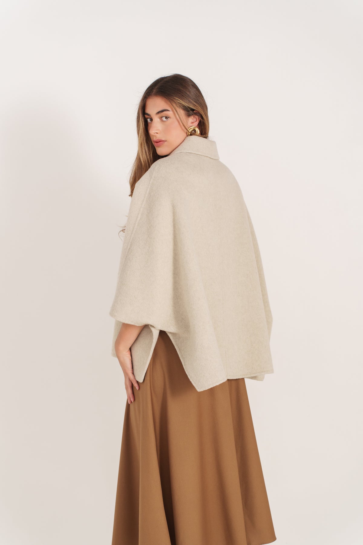 Cape beige pour femme avec broderies ton sur ton et fermeture boutonnée – Escandelle- dos
#couleur_beige
