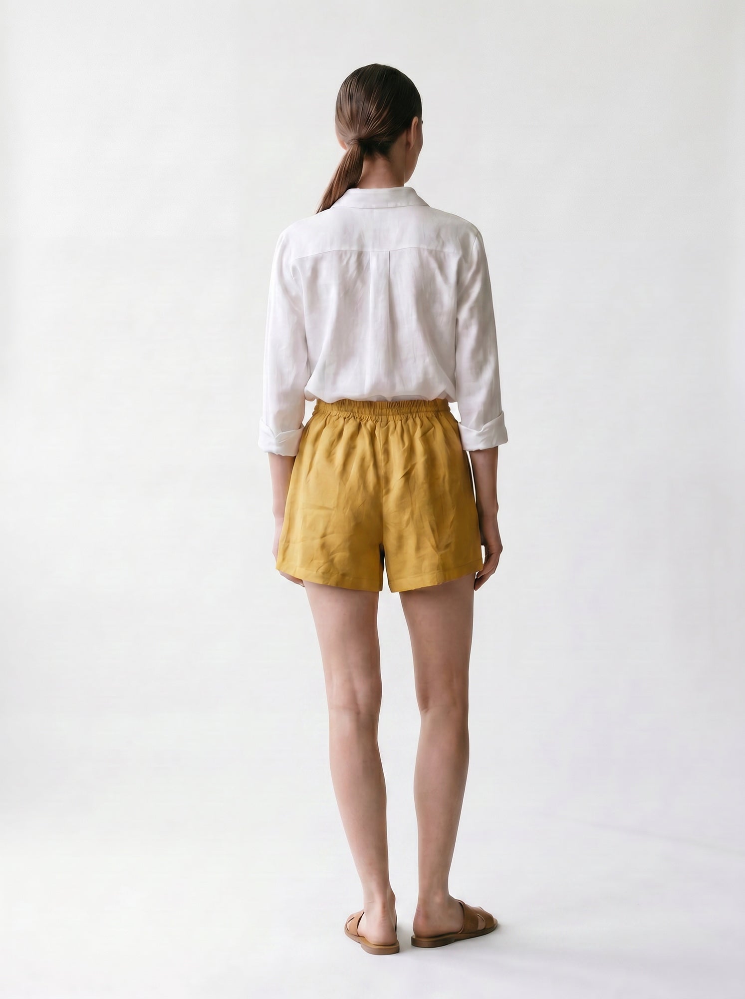 Short en lin - Elastique et lacet à la taille - poches cavalières - EscandelleParis - Safran - Dos
#couleur_safran