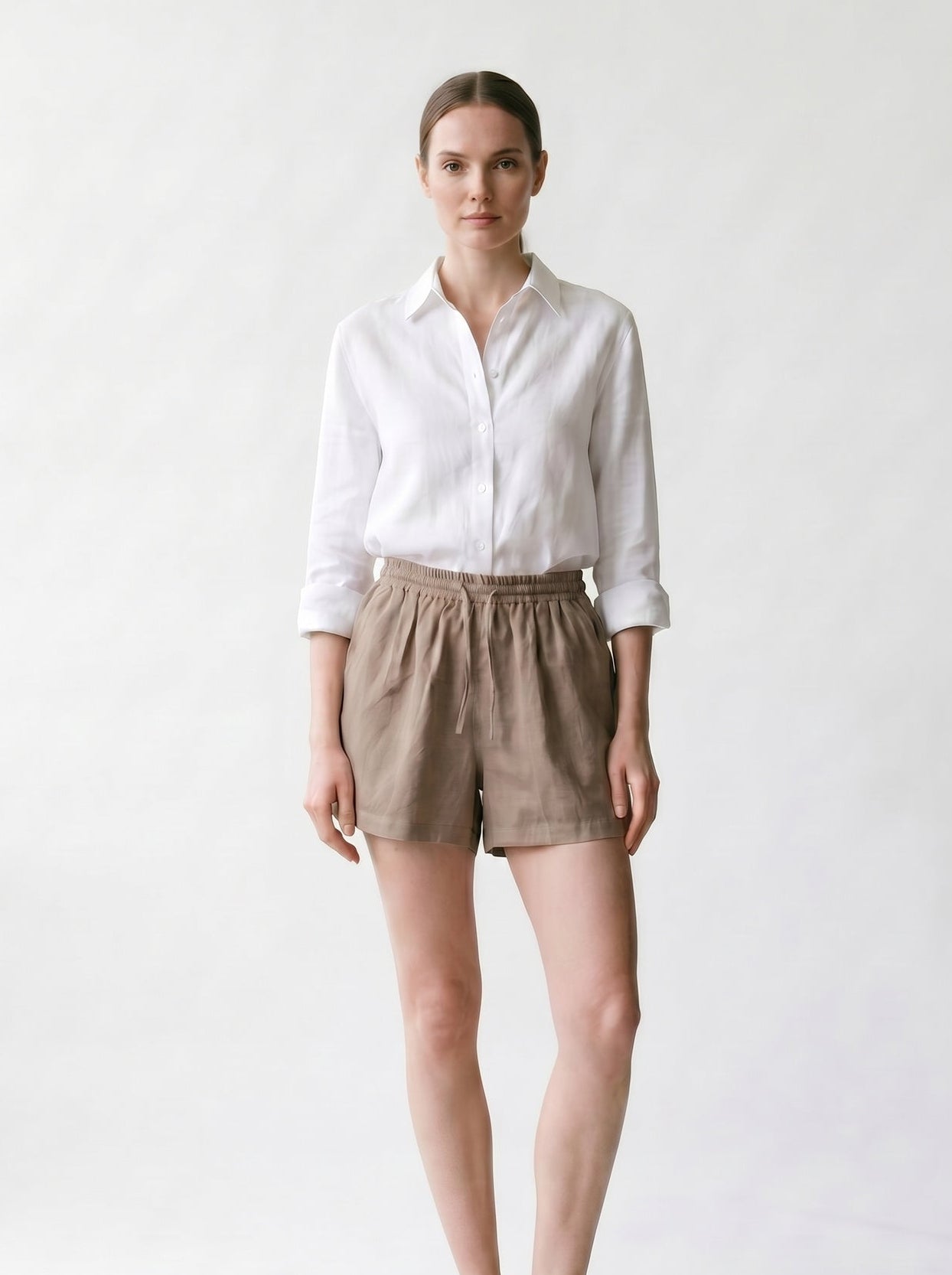 Short en lin - Elastique et lacet à la taille - poches cavalières - EscandelleParis - Taupe - Devant
#couleur_taupe