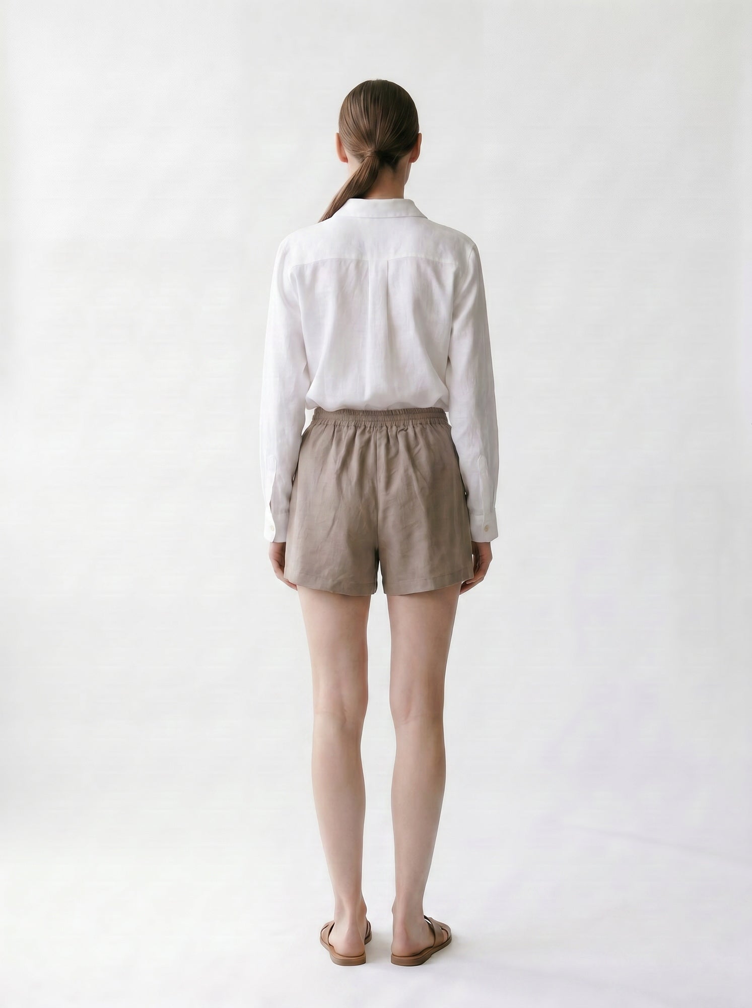 Short en lin - Elastique et lacet à la taille - poches cavalières - EscandelleParis - Taupe - Dos
#couleur_taupe