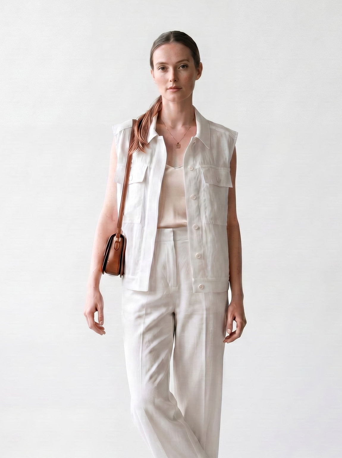 Gilet sans manches - Blanc - Col français et poches - Boutonnière - EscandelleParis - Devant
#couleur_blanc