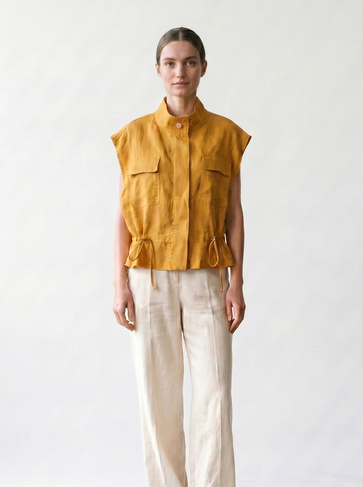 Gilet sans manches - safran - Col montant et poches - Elastique taille - EscandelleParis - Devant
#couleur_safran