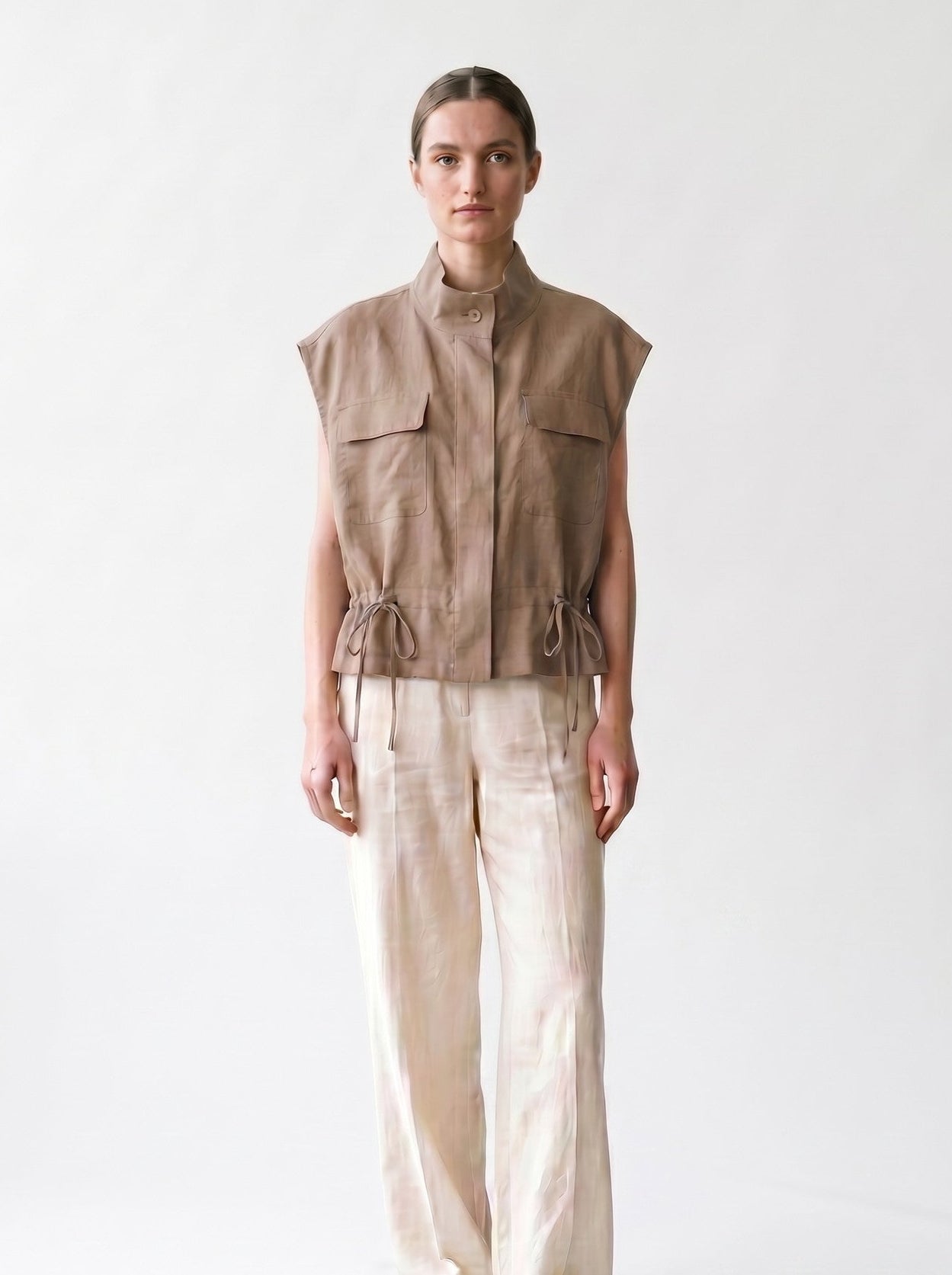Gilet sans manches - Taupe - Col montant et poches - Elastique taille - EscandelleParis - devant
#couleur_taupe
