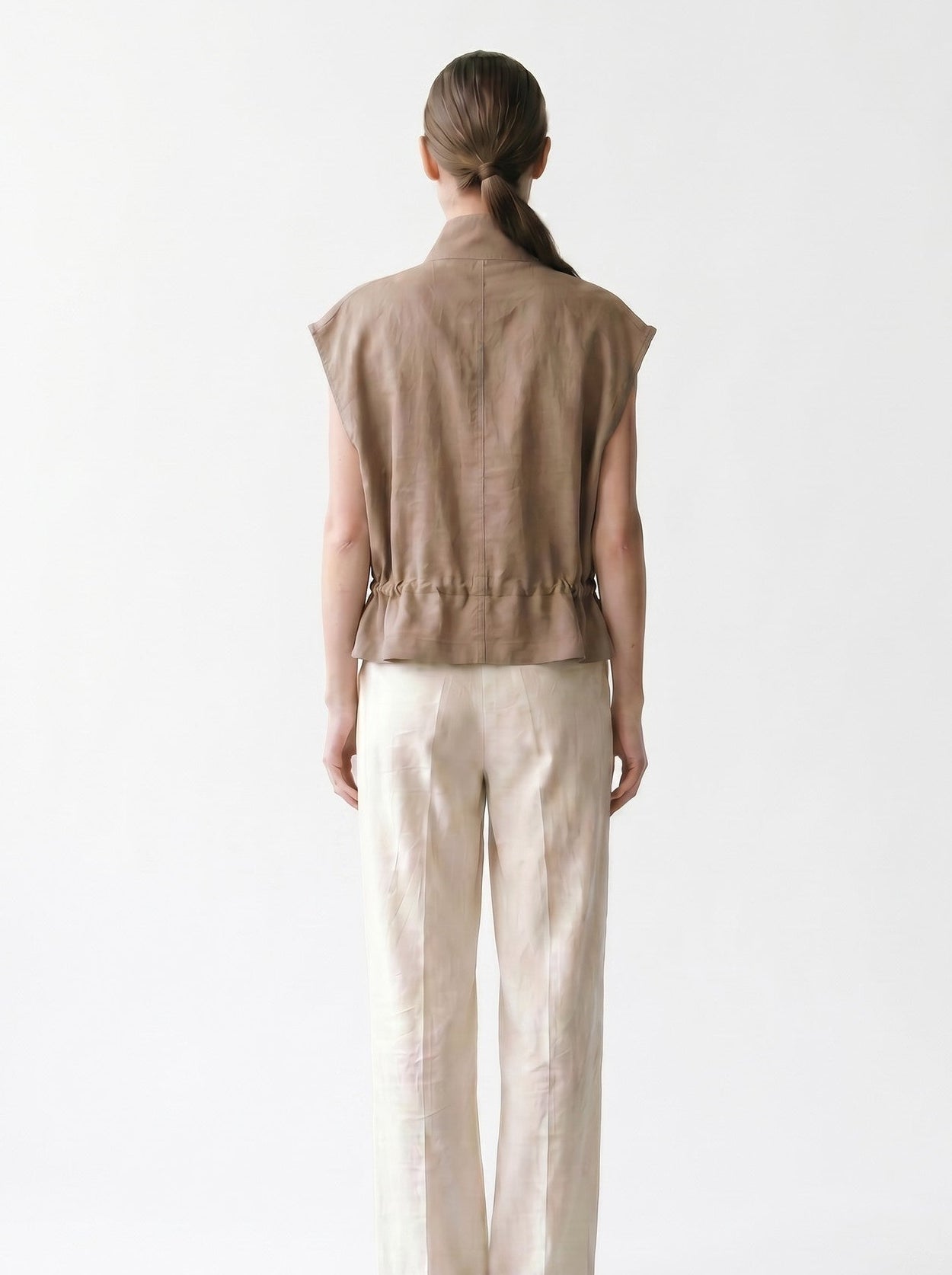 Gilet sans manches - Taupe - Col montant et poches - Elastique taille - EscandelleParis - dos
#couleur_taupe