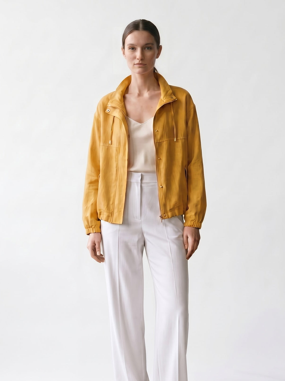 Veste en lin - col montant - découpe devant - poches - élastique poignets -EscandelleParis - Safran - Devant
#couleur_safran