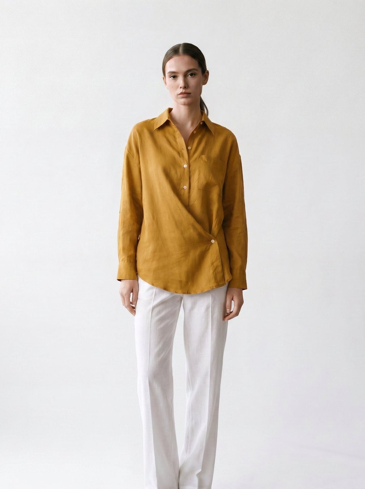 Chemise en lin - bouton côté pour style asymétrique - boutonnière - col français - EscandelleParis - Safran - Devant
#couleur_safran