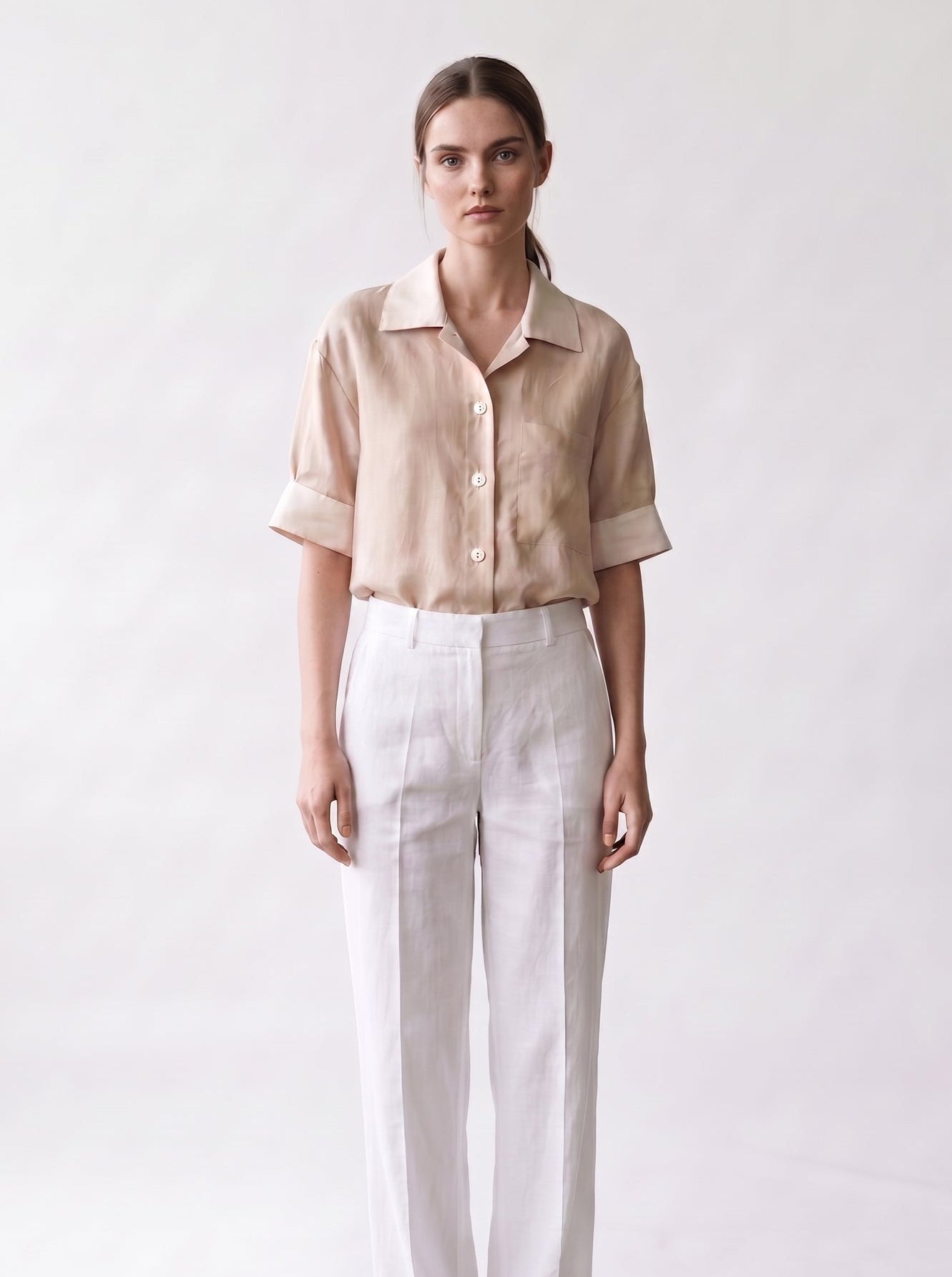 Chemise manches courtes - beige - Col et bas de manches contrastés - poche poitrine - devant - EscandelleParis
#couleur_beige