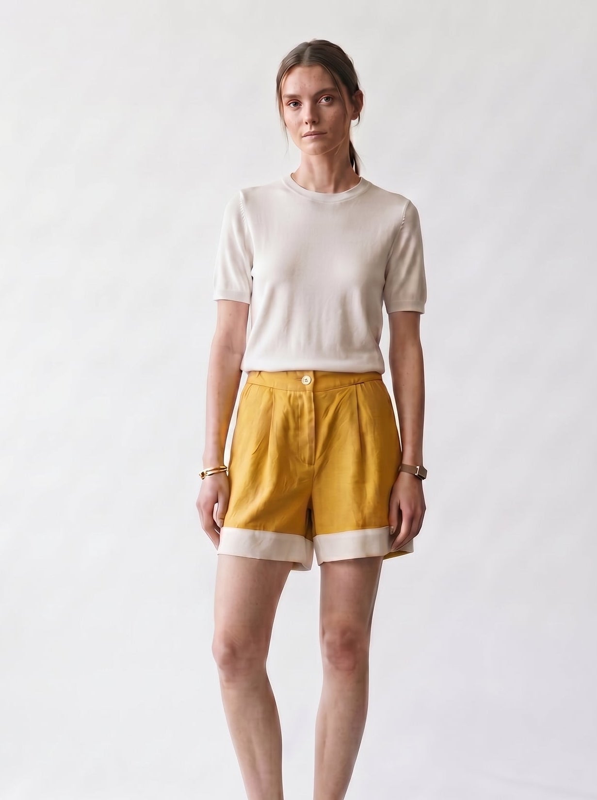 short contrasté jaune et blanc - poches - pinces - EscandelleParis - devant
#couleur_jaune