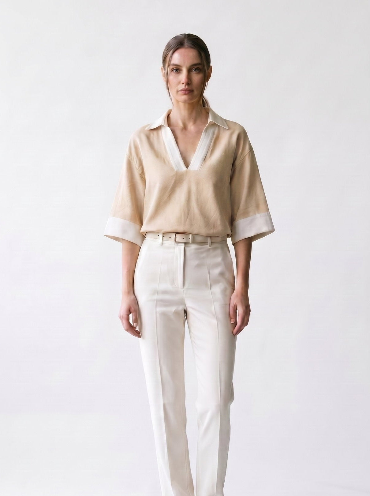 Blouse beige et blanche contrastée - col V à revers - EscandelleParis - Devant
#couleur_beige