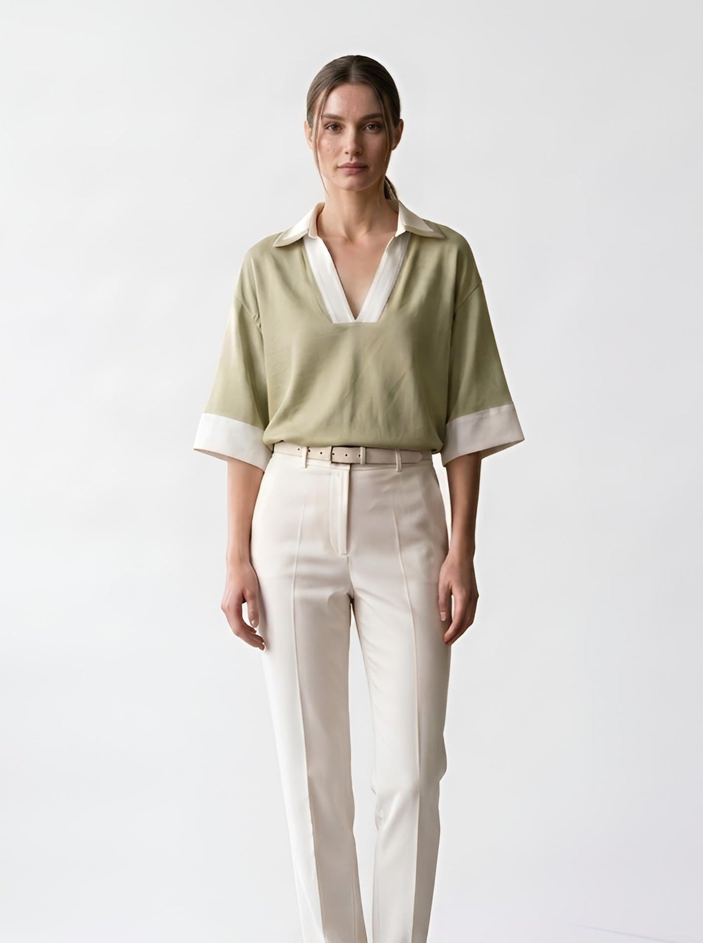 Blouse vert et blanche contrastée - col V à revers - EscandelleParis - Devant
#couleur_vert