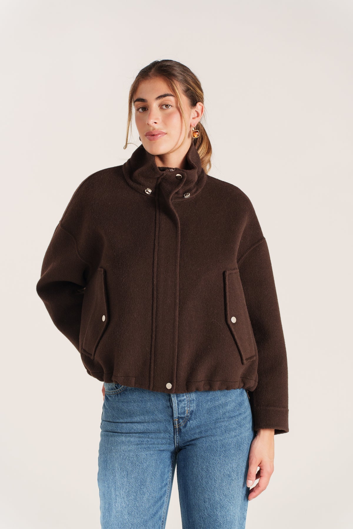 Blouson court choco pour femme à col large avec fermeture zippée et poches latérales – Escandelle-devant zoom
#couleur_choco