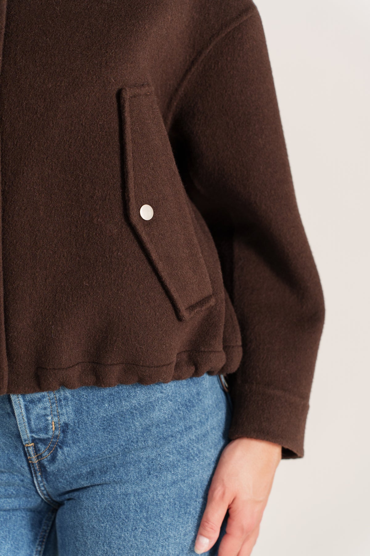Blouson court choco pour femme à col large avec fermeture zippée et poches latérales – Escandelle-zoom
#couleur_choco