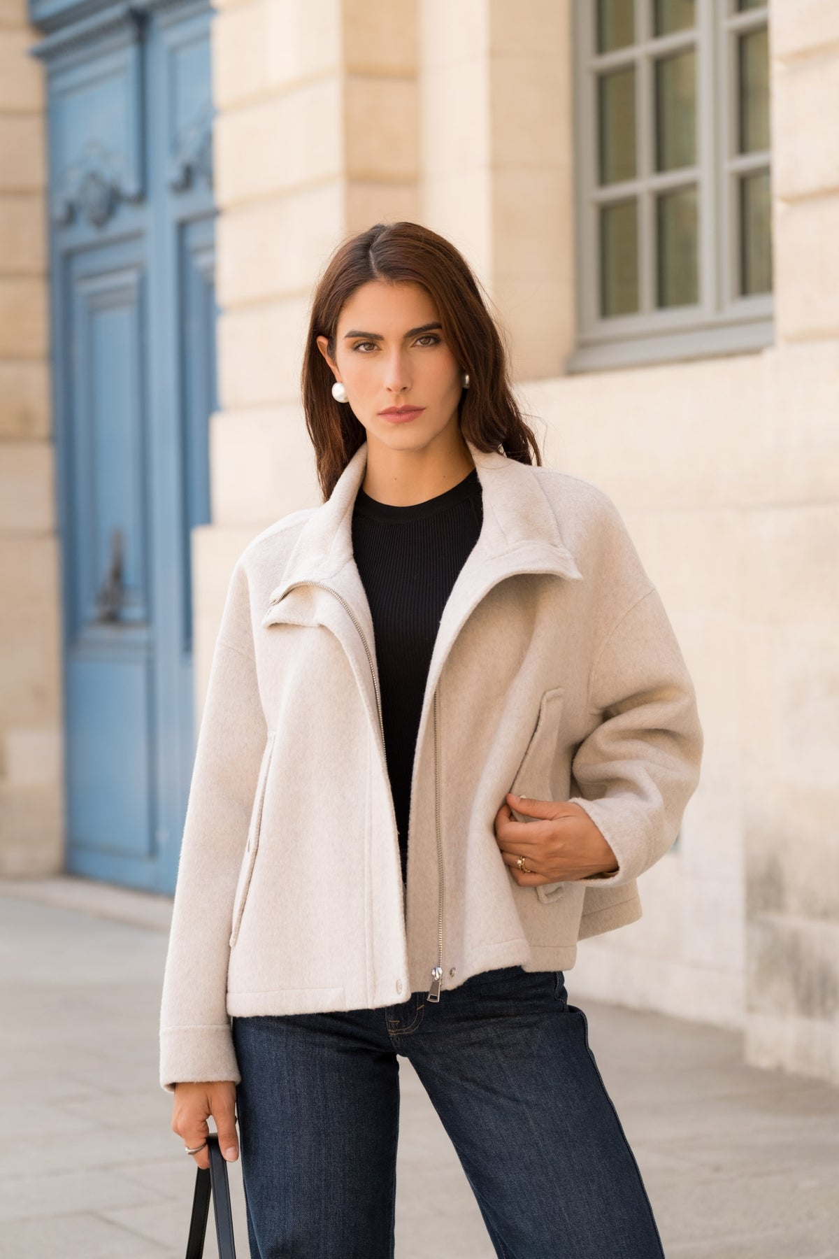 Blouson court beige pour femme à col large avec fermeture zippée et poches latérales – Escandelle-devant
#couleur_beige