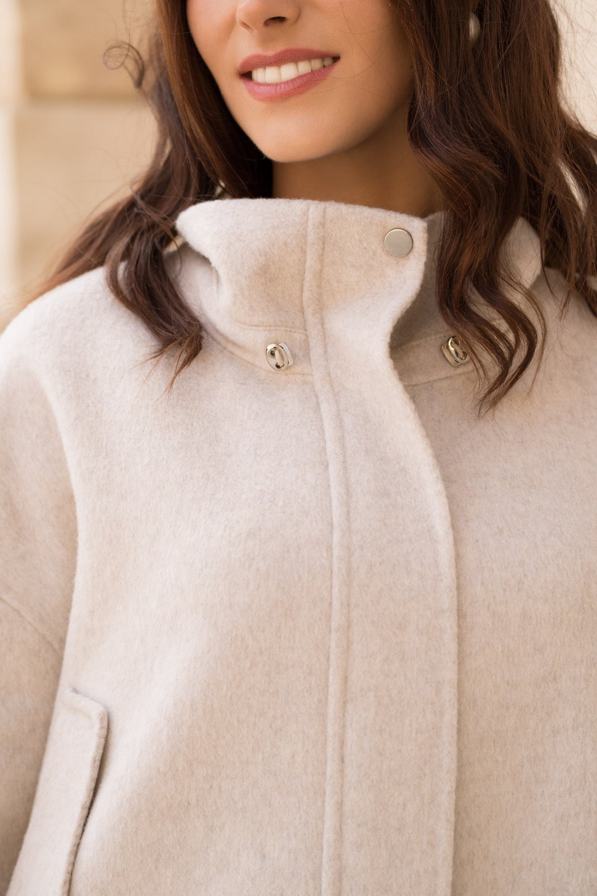 Blouson court beige pour femme à col large avec fermeture zippée et poches latérales – Escandelle-zoom
#couleur_beige