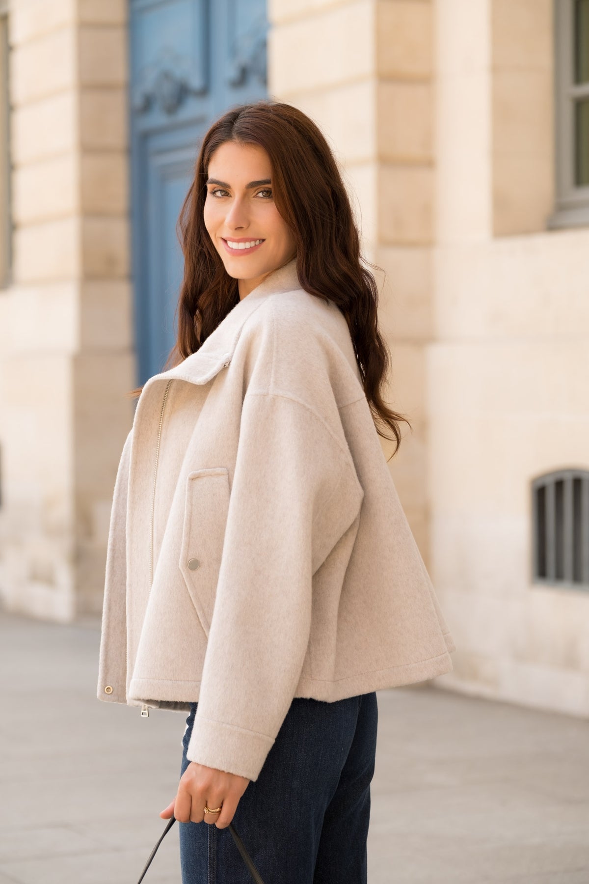 Blouson court beige pour femme à col large avec fermeture zippée et poches latérales – Escandelle-profil côté
#couleur_beige