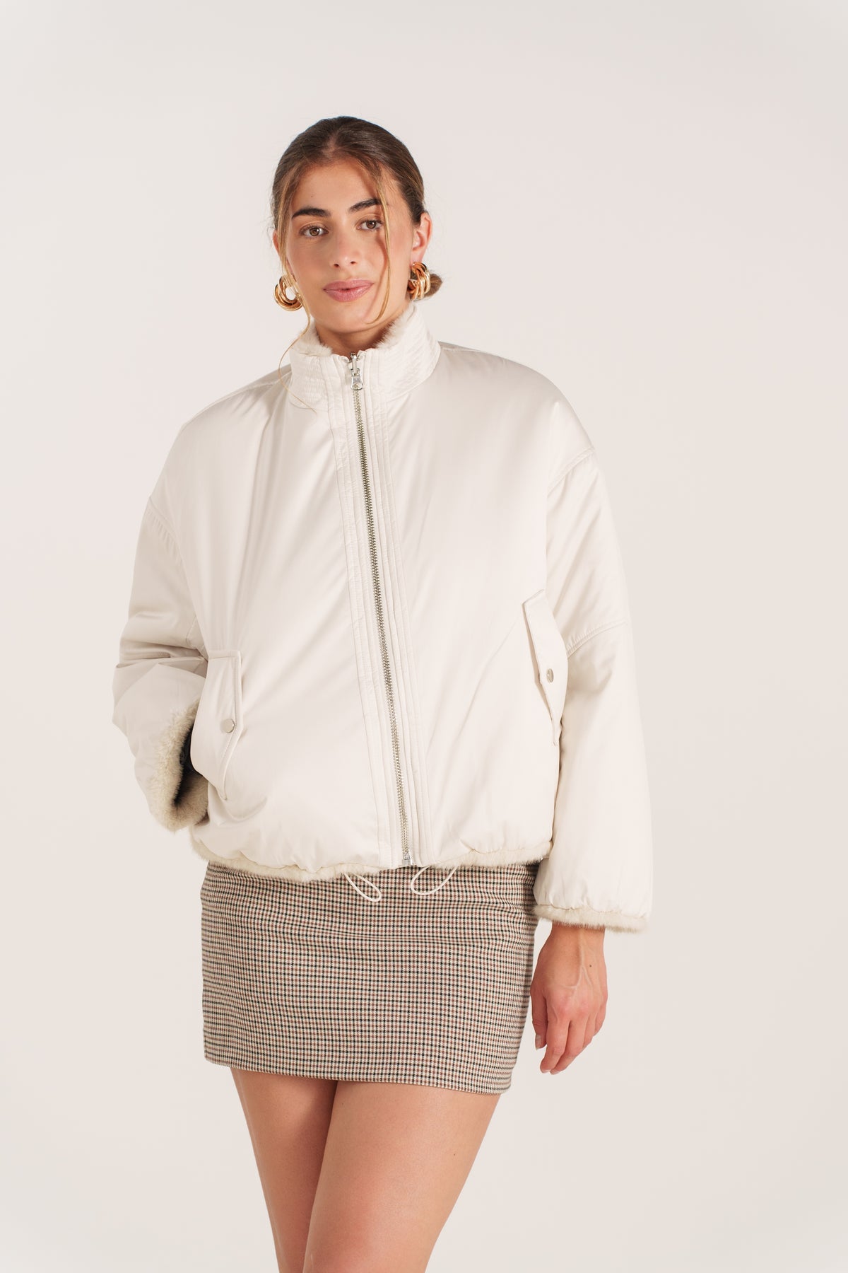YSOLDE bomber réversible nylon fausse fourrure col montant beige femme - Escandelle Paris (silhouette contre mur)
#couleur_beige
