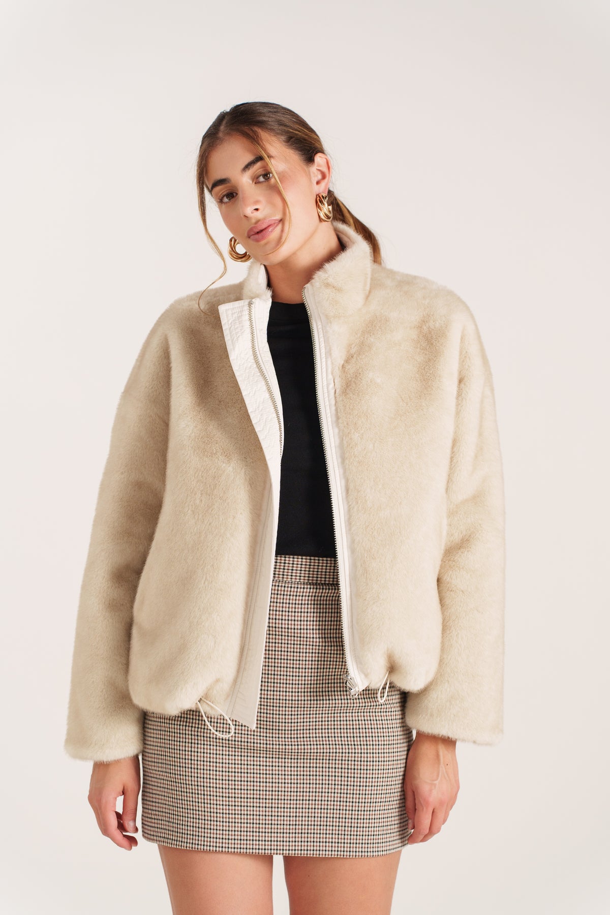 YSOLDE bomber réversible nylon fausse fourrure col montant beige femme - Escandelle Paris (silhouette lifestyle)
#couleur_beige