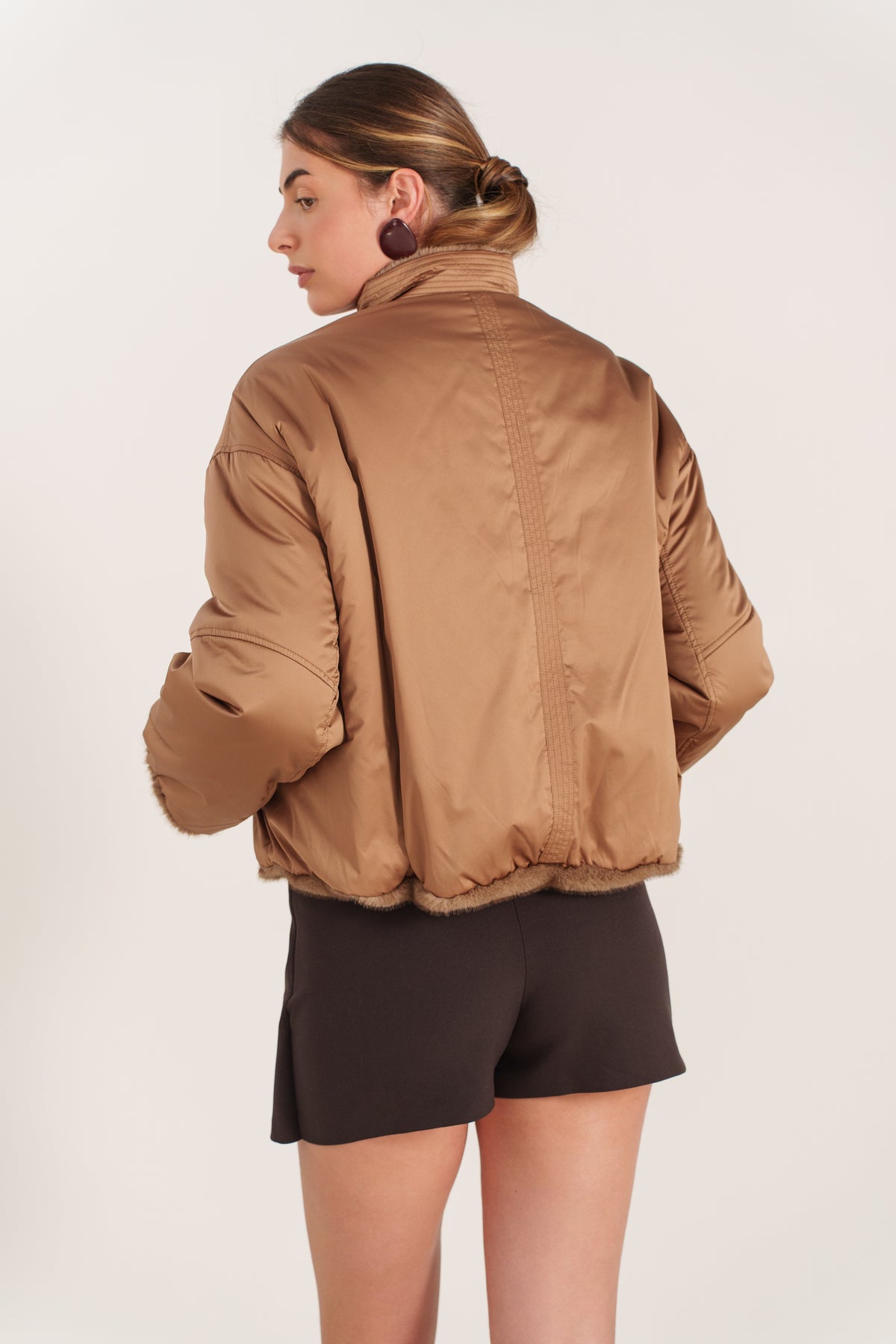 YSOLDE bomber réversible nylon fausse fourrure col montant taupe femme - Escandelle Paris (dos)
#couleur_taupe