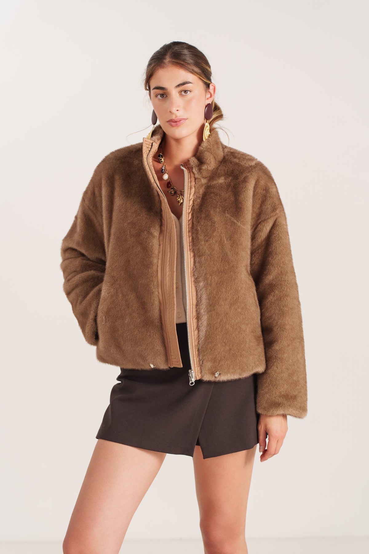 YSOLDE bomber réversible nylon fausse fourrure col montant taupe femme - Escandelle Paris (silhouette lifestyle)
#couleur_taupe