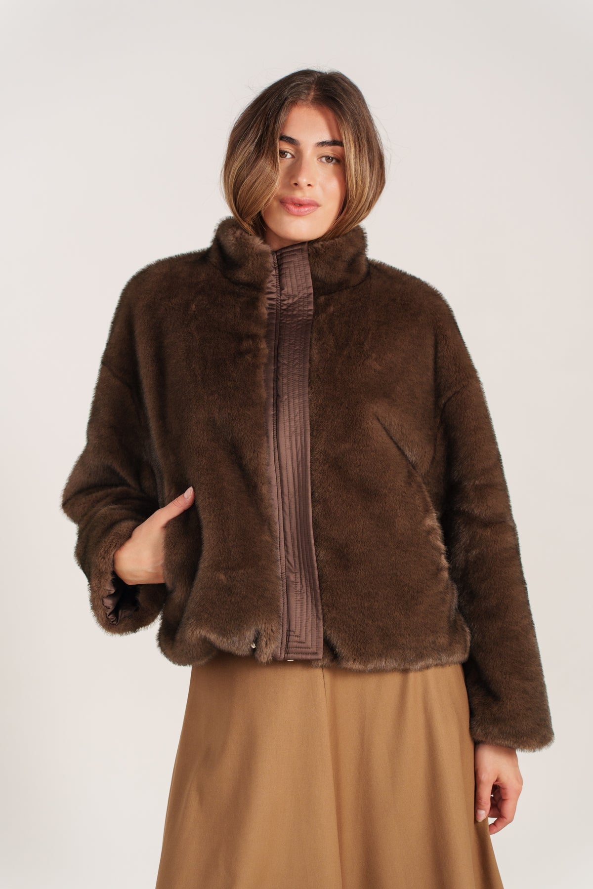 YSOLDE bomber réversible nylon fausse fourrure col montant choco femme - Escandelle Paris (portrait lifestyle)
#couleur_choco