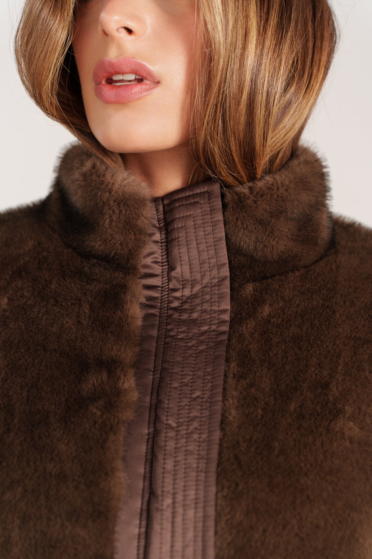 YSOLDE bomber réversible nylon fausse fourrure col montant choco femme - Escandelle Paris (gros plan finitions)
#couleur_choco