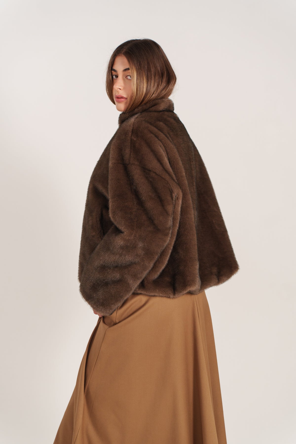 YSOLDE blouson court réversible nylon fausse fourrure col montant choco femme - Escandelle Paris (dos lifestyle)
#couleur_choco